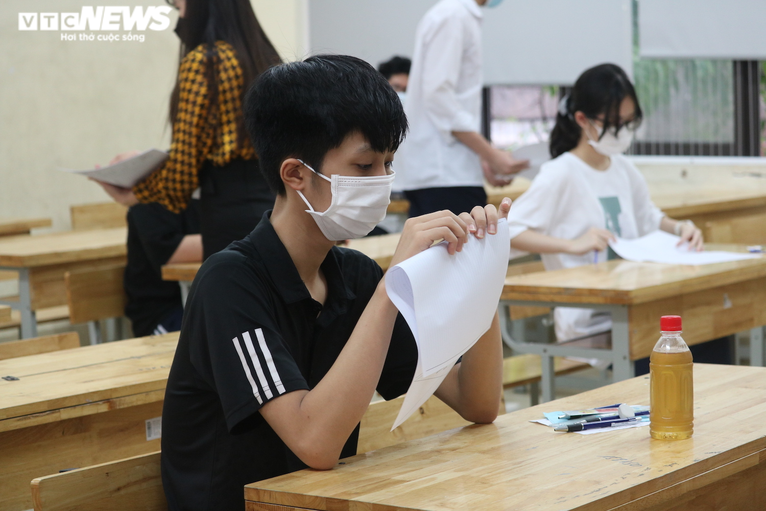 Sáng nay, hơn 100.000 thí sinh làm thủ tục dự thi lớp 10 ở Hà Nội - 1