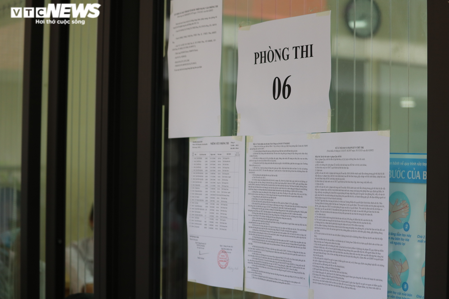 Ảnh: Thí sinh Hà Nội đội mưa tầm tã đi thi vào lớp 10 - 8