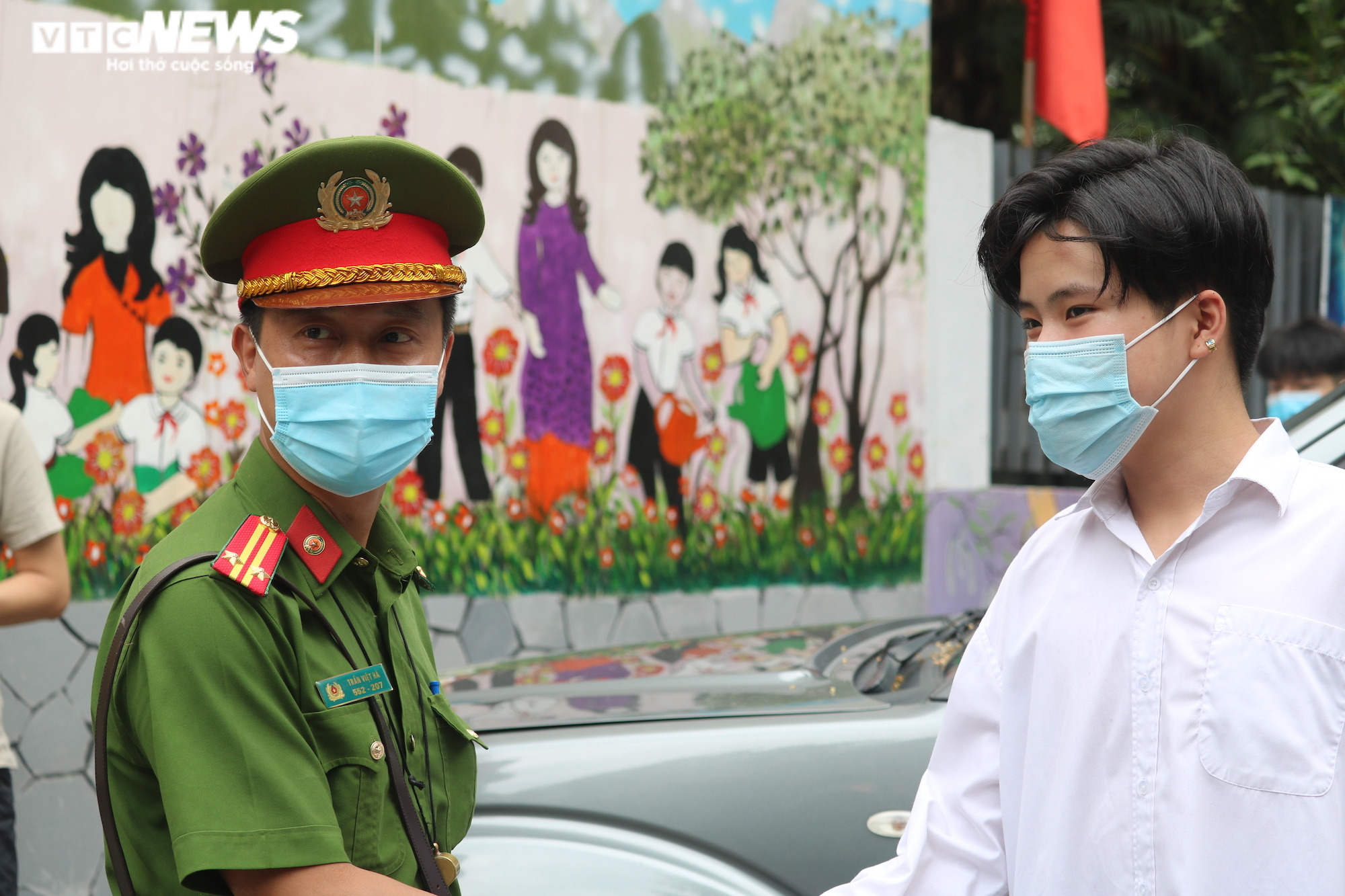 Thí sinh hỏng xe, nhầm địa điểm được cảnh sát đưa đến điểm thi đúng giờ - 3