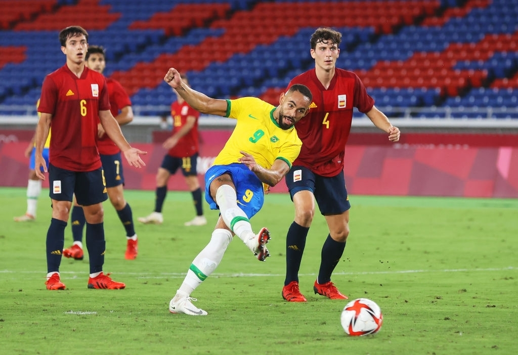 Hậu vệ Tây Ban Nha sững sờ để bóng lọt qua tầm kiểm soát.