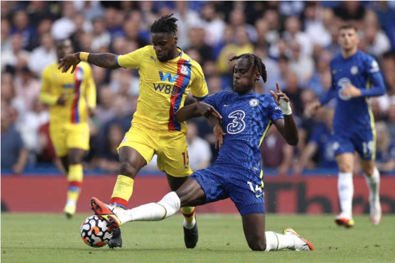 Palace (áo vàng) lép vế trước Chelsea.