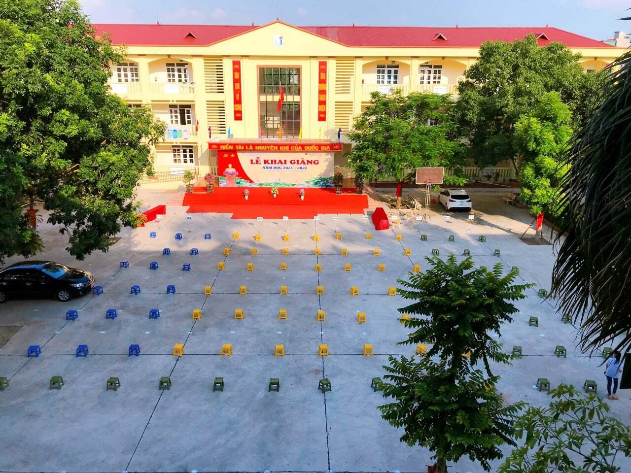 Lễ khai giảng đặc biệt: Nơi trực tiếp, nơi chào cờ qua màn hình tivi - 2