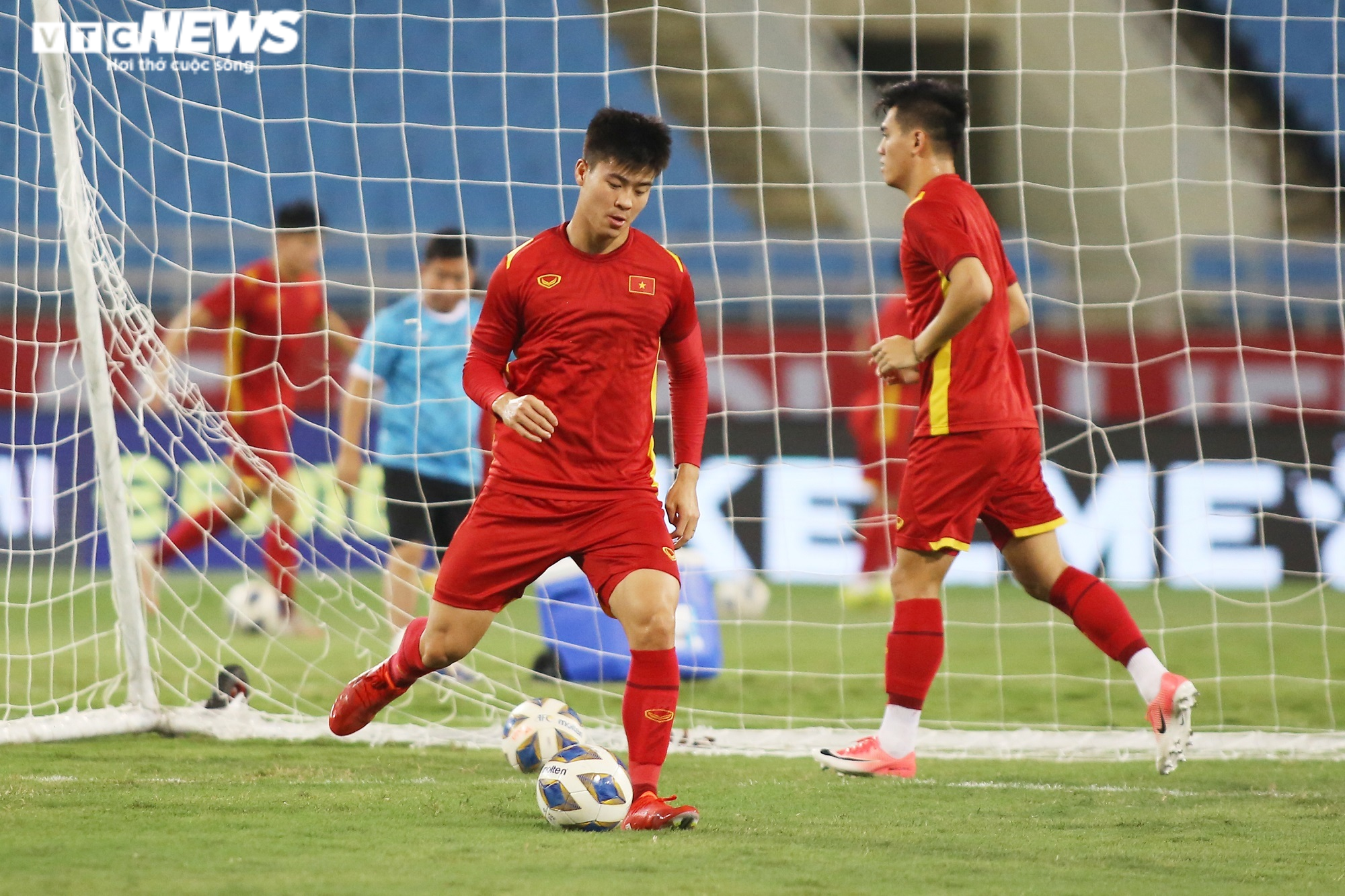 Bùi Tiến Dũng quấn băng tập luyện, chưa chắc ra sân đấu Australia - 9