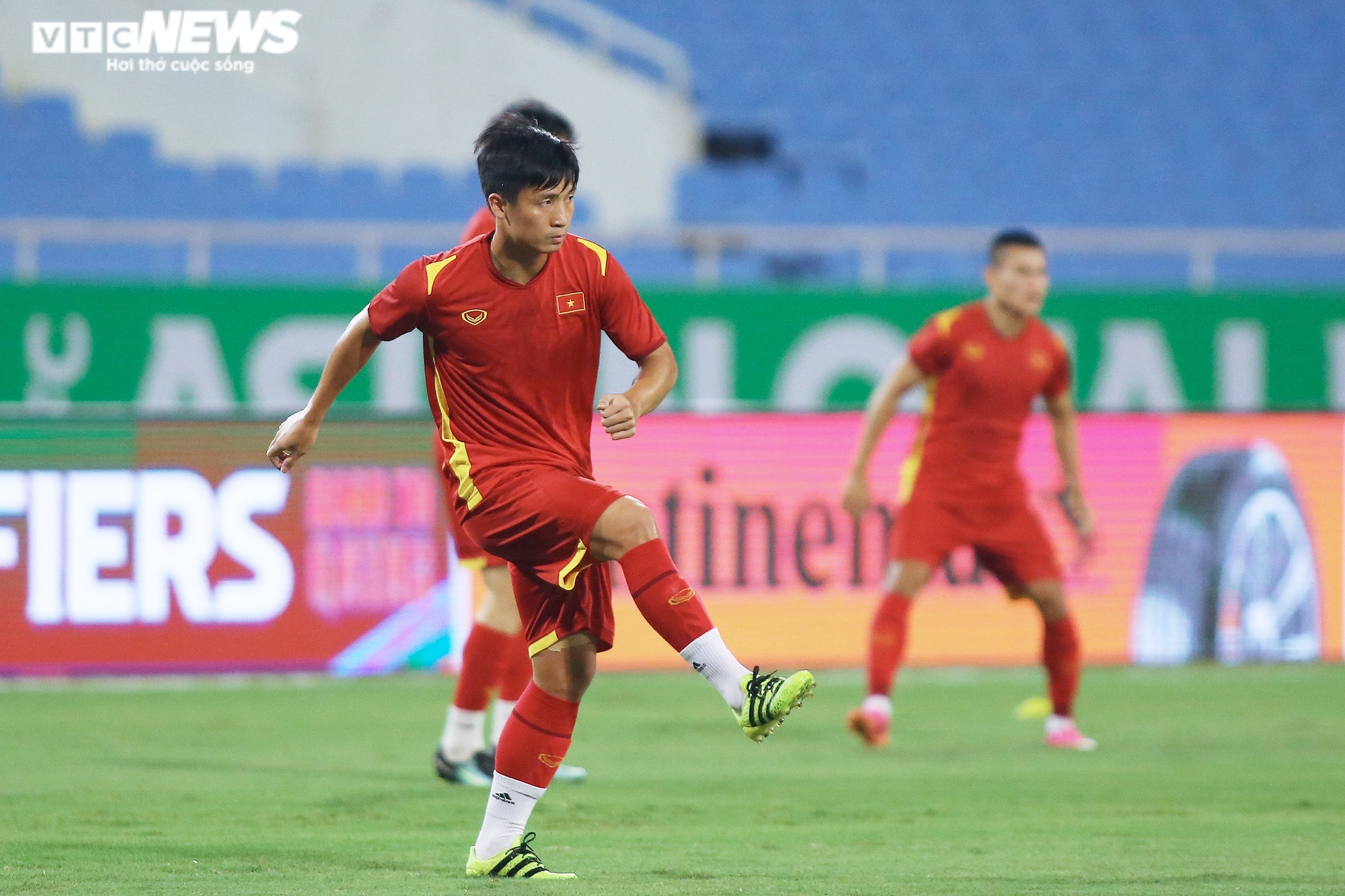 Bùi Tiến Dũng quấn băng tập luyện, chưa chắc ra sân đấu Australia - 7