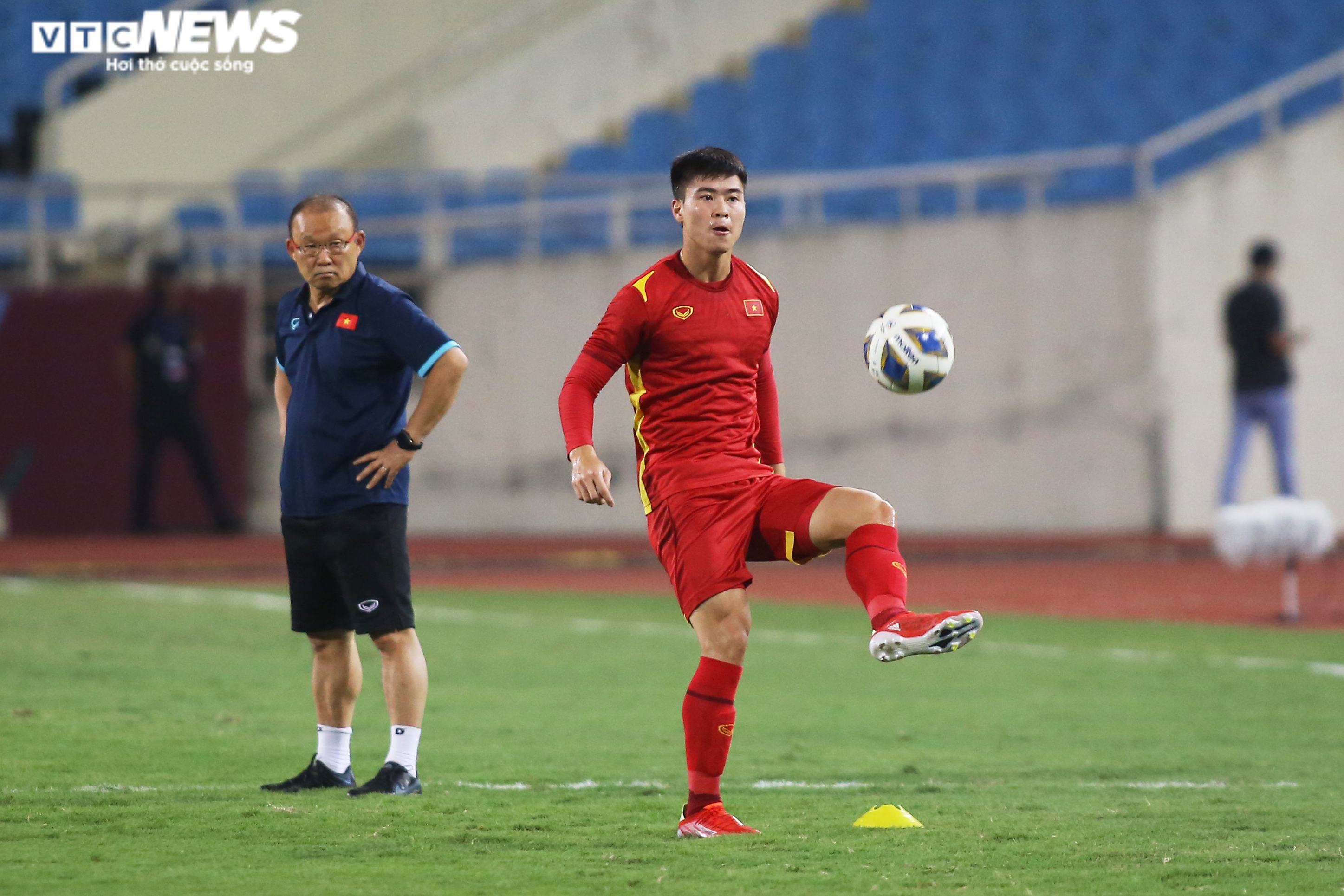 Bùi Tiến Dũng quấn băng tập luyện, chưa chắc ra sân đấu Australia - 10