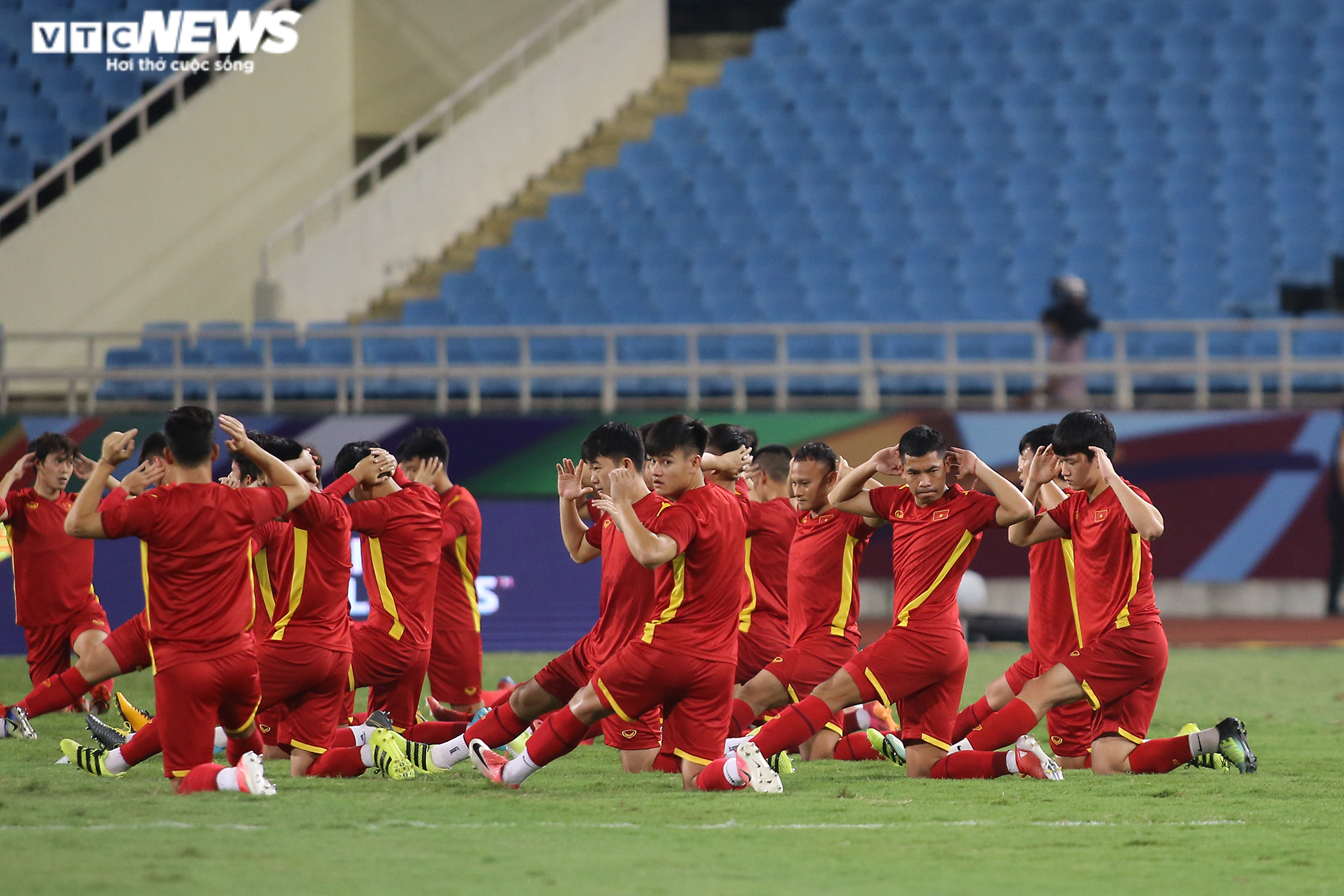 Bùi Tiến Dũng quấn băng tập luyện, chưa chắc ra sân đấu Australia - 1