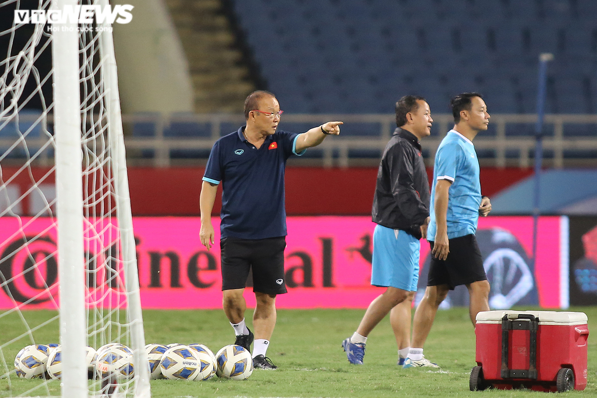 Bùi Tiến Dũng quấn băng tập luyện, chưa chắc ra sân đấu Australia - 2