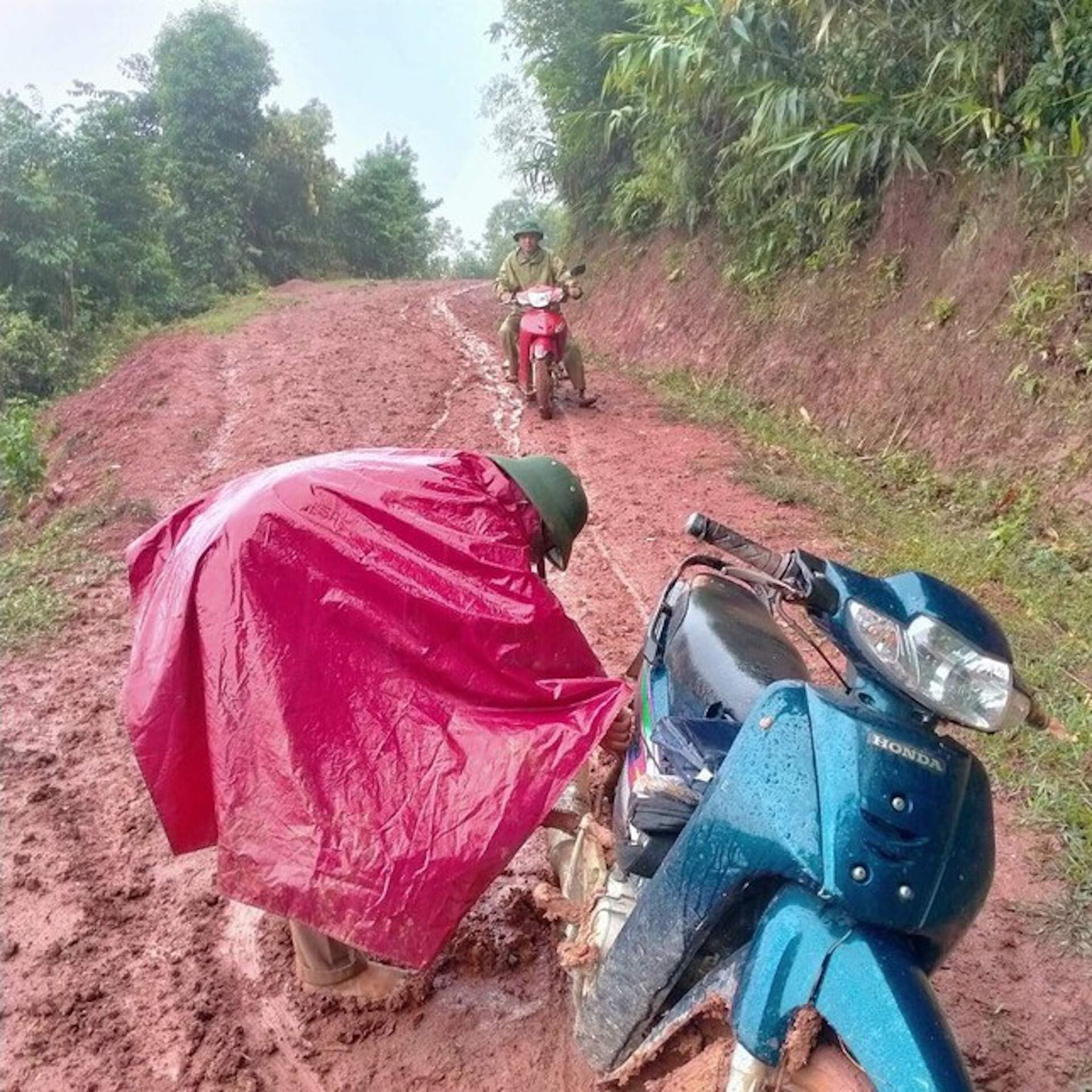 Thầy cô lội bùn lầy, vượt hàng chục km vào bản gọi học sinh đến lớp - 2