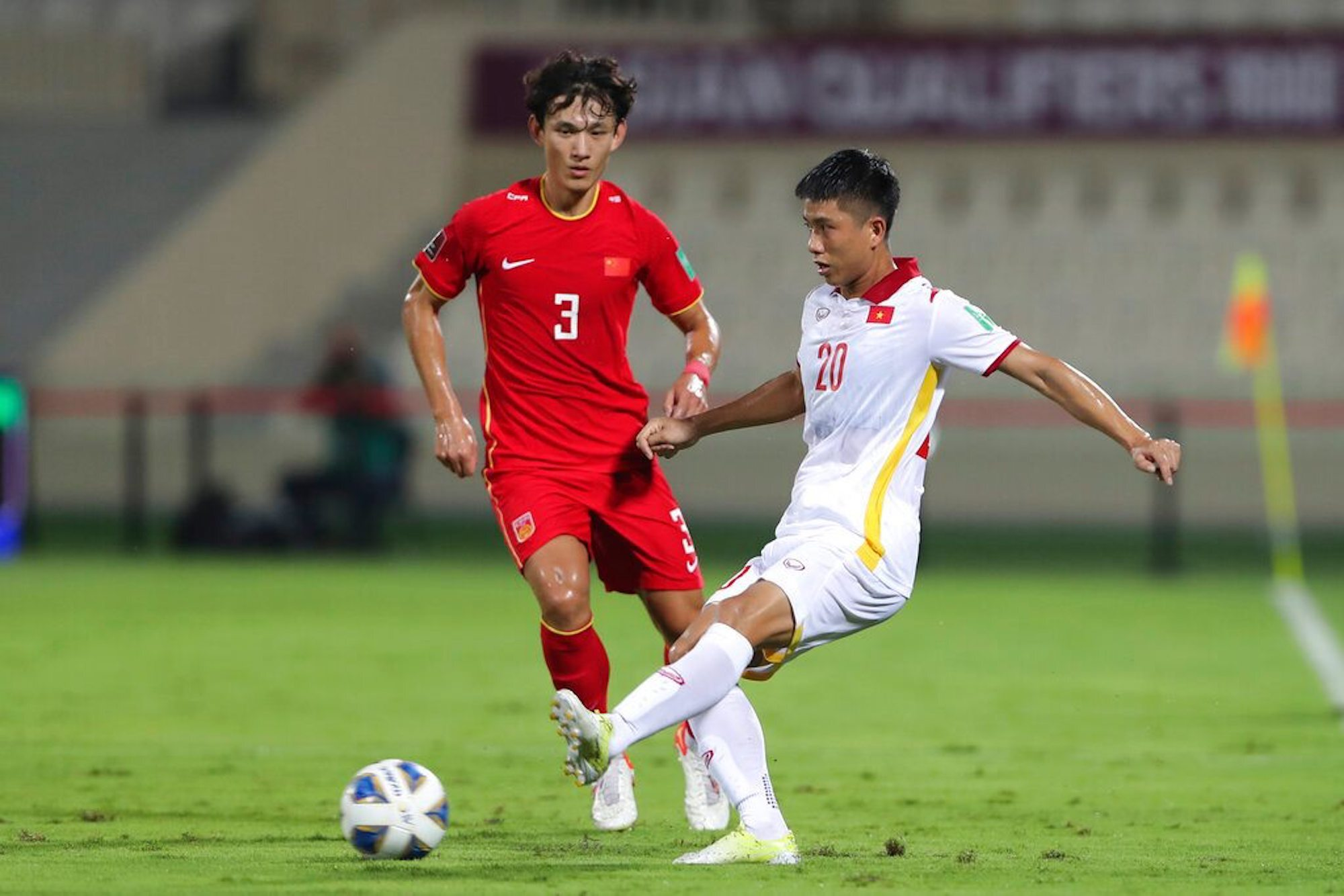 Tuyển Việt Nam đang phòng ngự tốt. (Ảnh: AP)