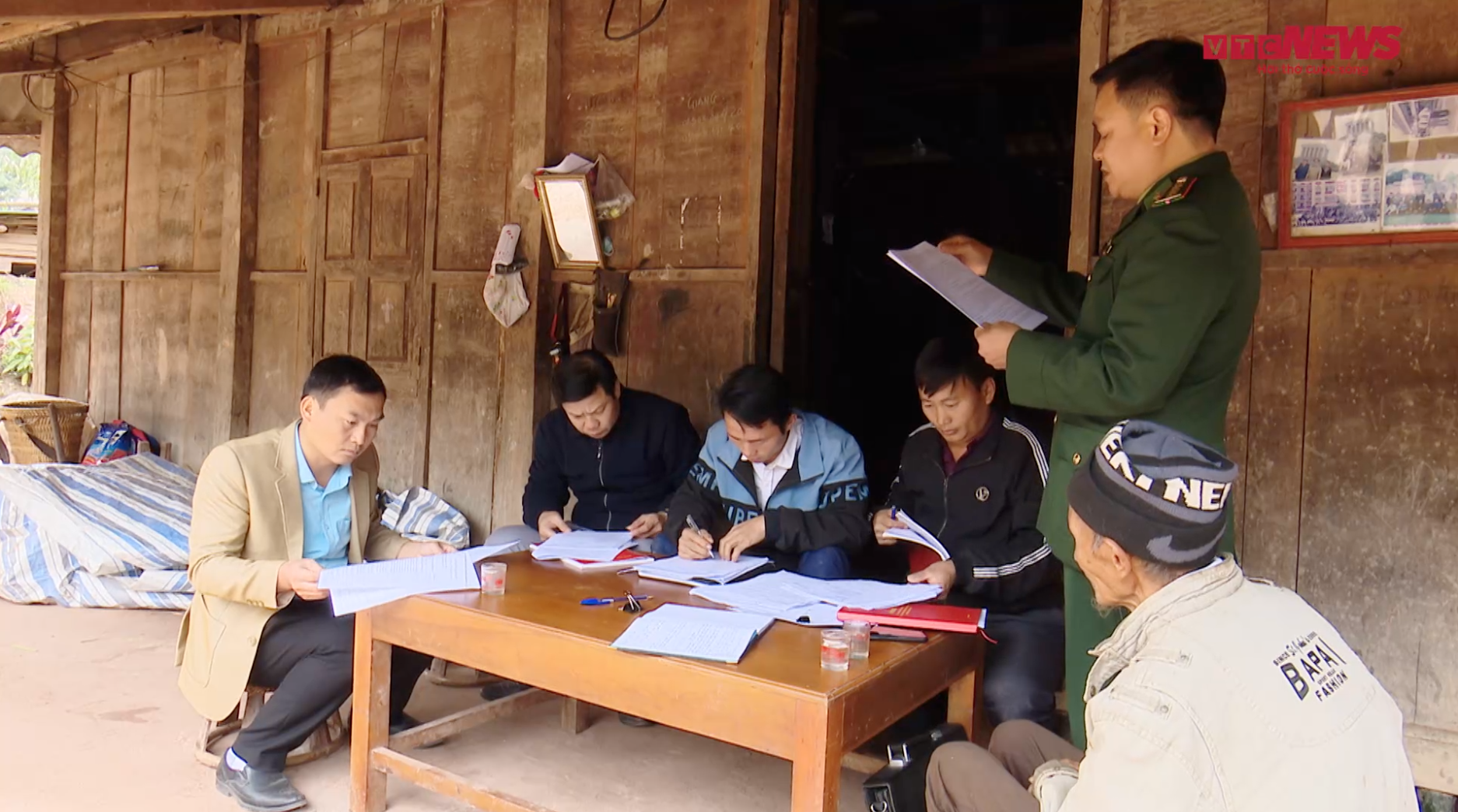 Đại uý Biên phòng cắm bản, lập chi bộ trên bản nghèo nơi cực Tây Tổ quốc - 4