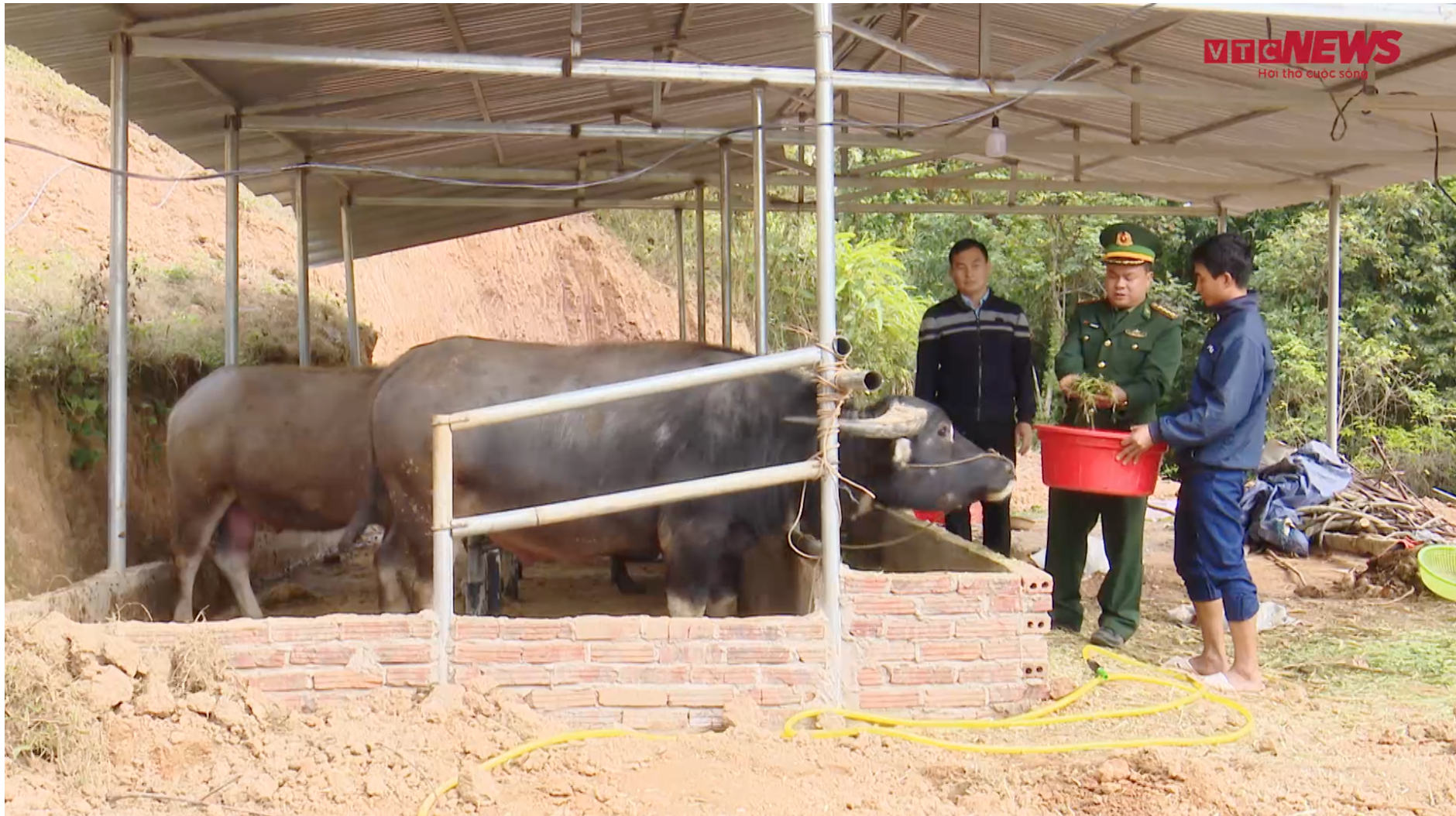 Đại uý Biên phòng cắm bản, lập chi bộ trên bản nghèo nơi cực Tây Tổ quốc - 5