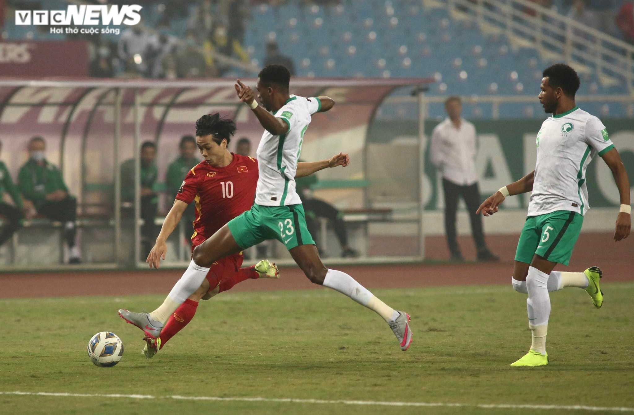 Công Phượng sút xa không trúng đích. (Ảnh: Hồng Nam)