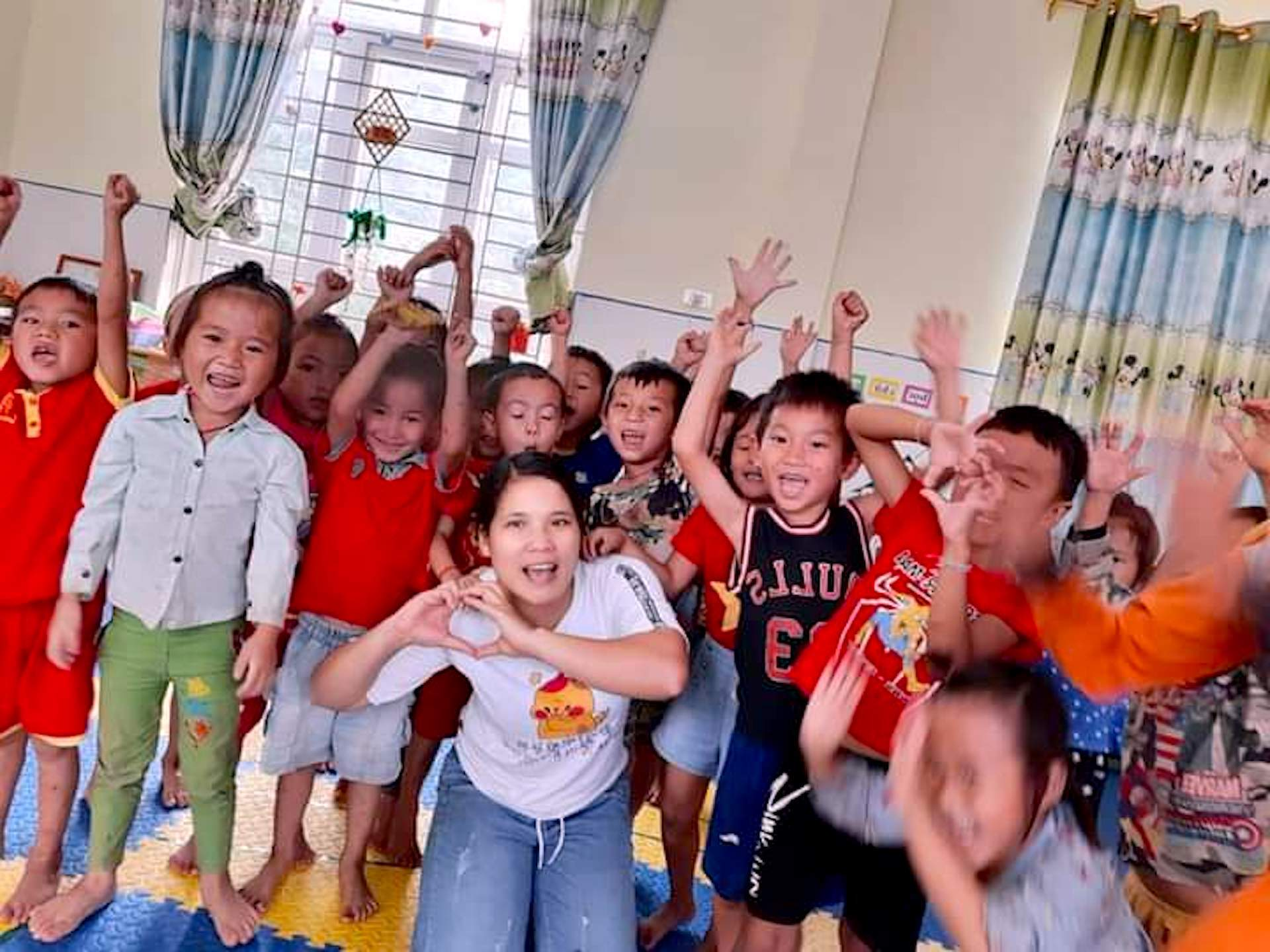 Cô giáo bám bản nghẹn ngào nhớ lại ngày đầu dựng lớp học bằng tranh tre, nứa lá - 1