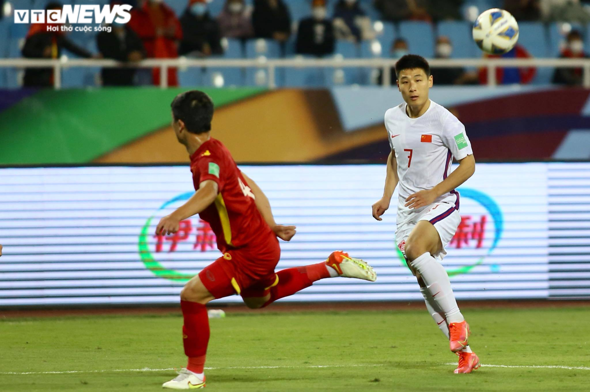 Wu Lei bị kèm rất chặt.