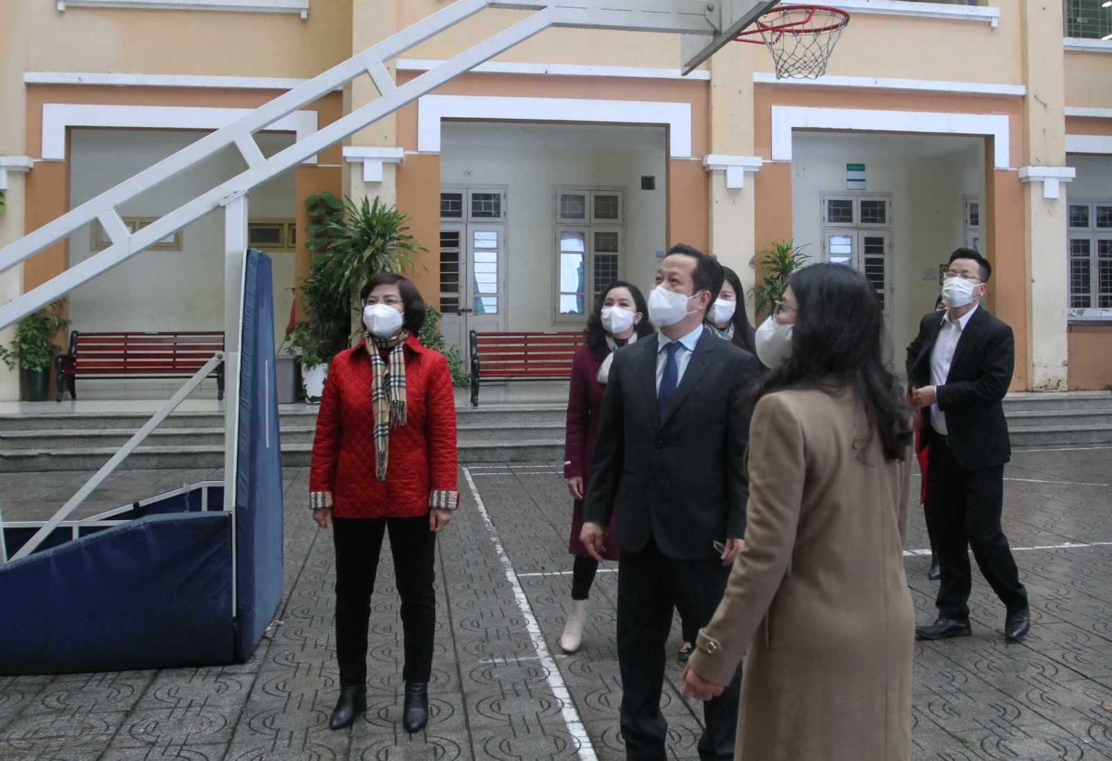 Ảnh: Học sinh đội mưa đến trường từ sớm sau thời gian dài ở nhà - 12