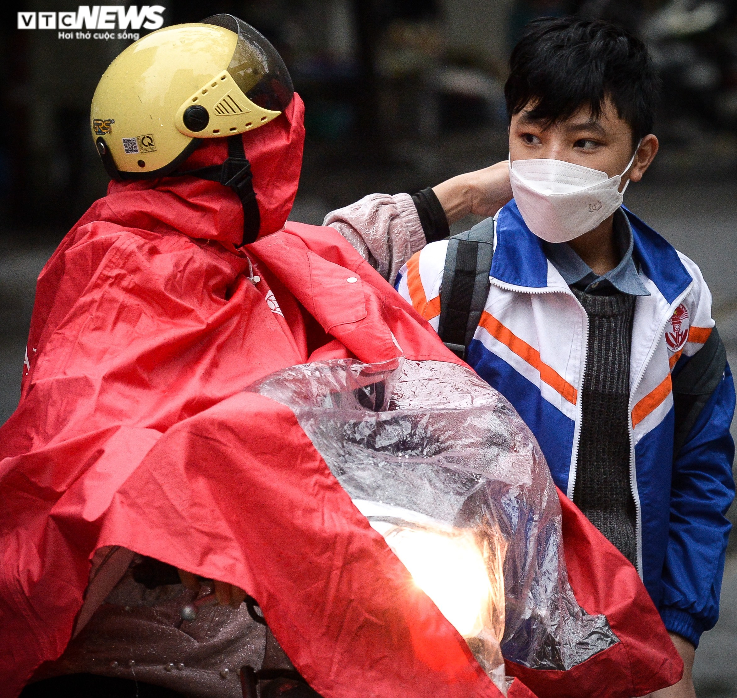 Ảnh: Học sinh đội mưa đến trường từ sớm sau thời gian dài ở nhà - 5