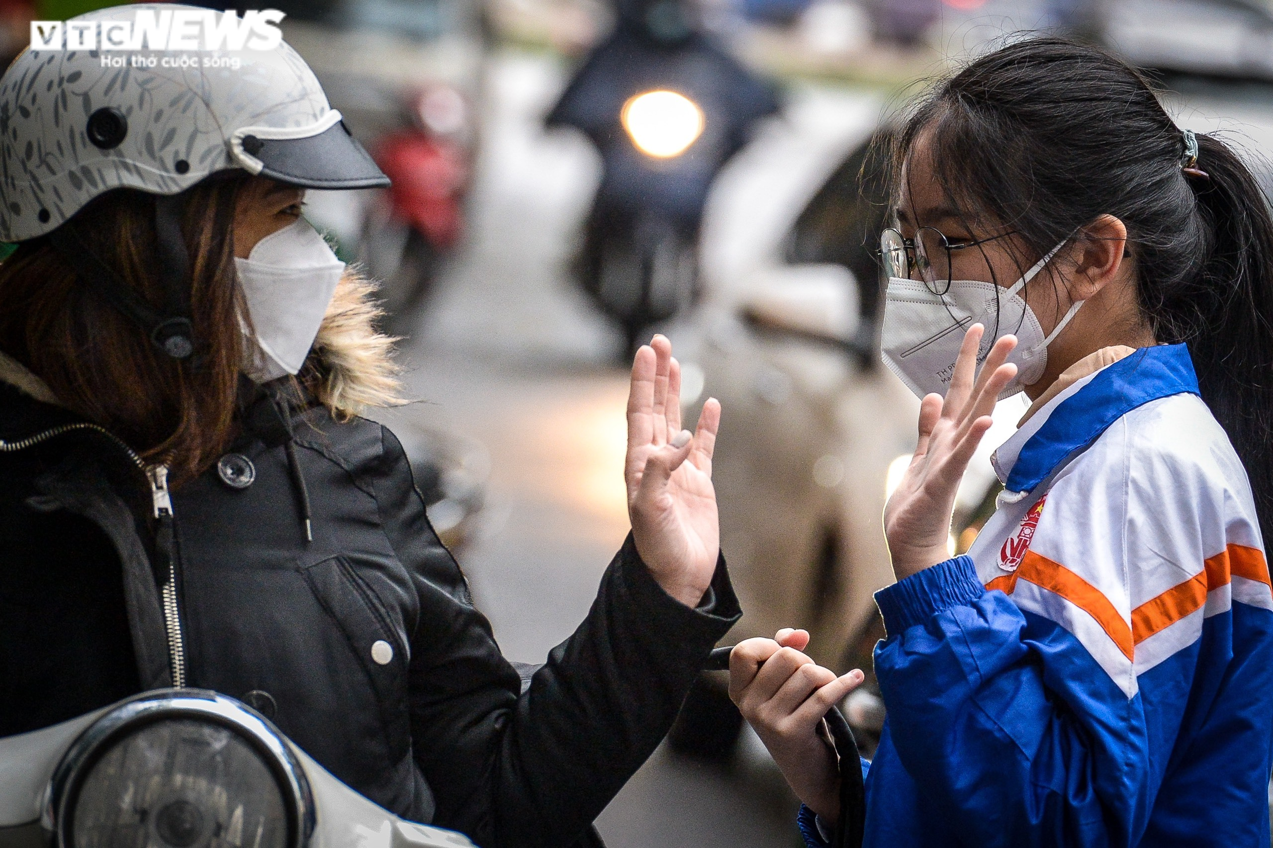 Ảnh: Học sinh đội mưa đến trường từ sớm sau thời gian dài ở nhà - 6