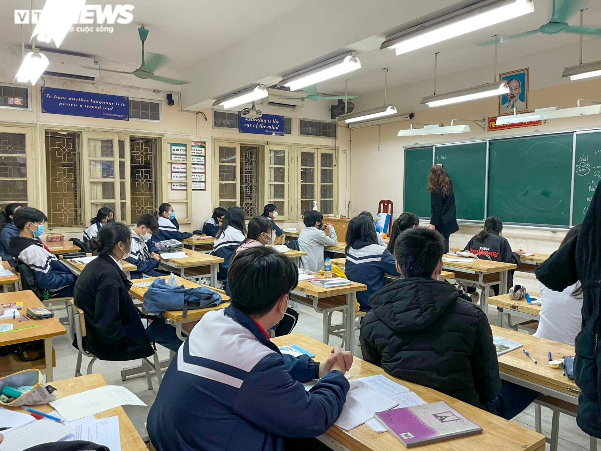 Ảnh: Học sinh đội mưa đến trường từ sớm sau thời gian dài ở nhà - 7