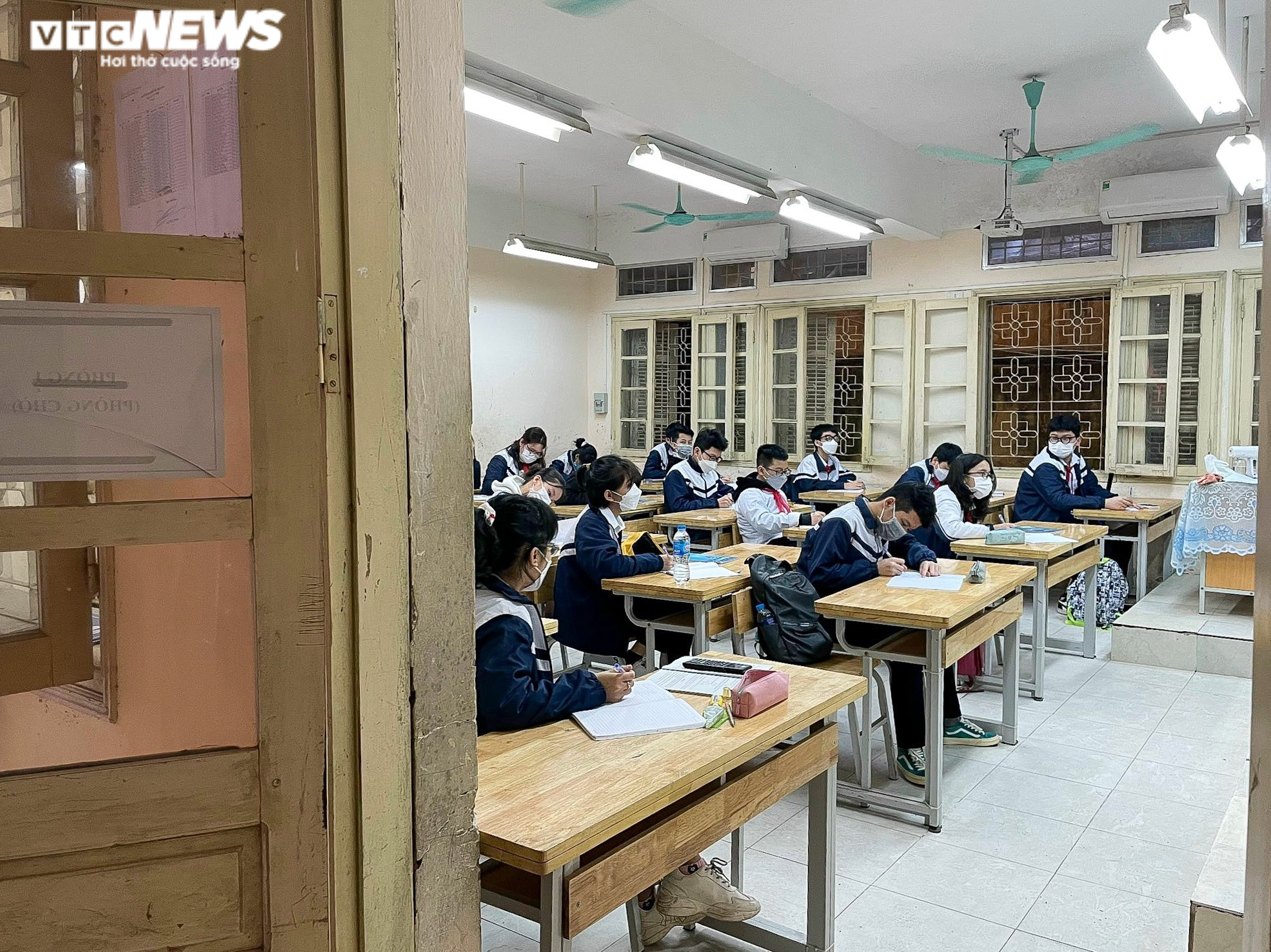 Ảnh: Học sinh đội mưa đến trường từ sớm sau thời gian dài ở nhà - 8