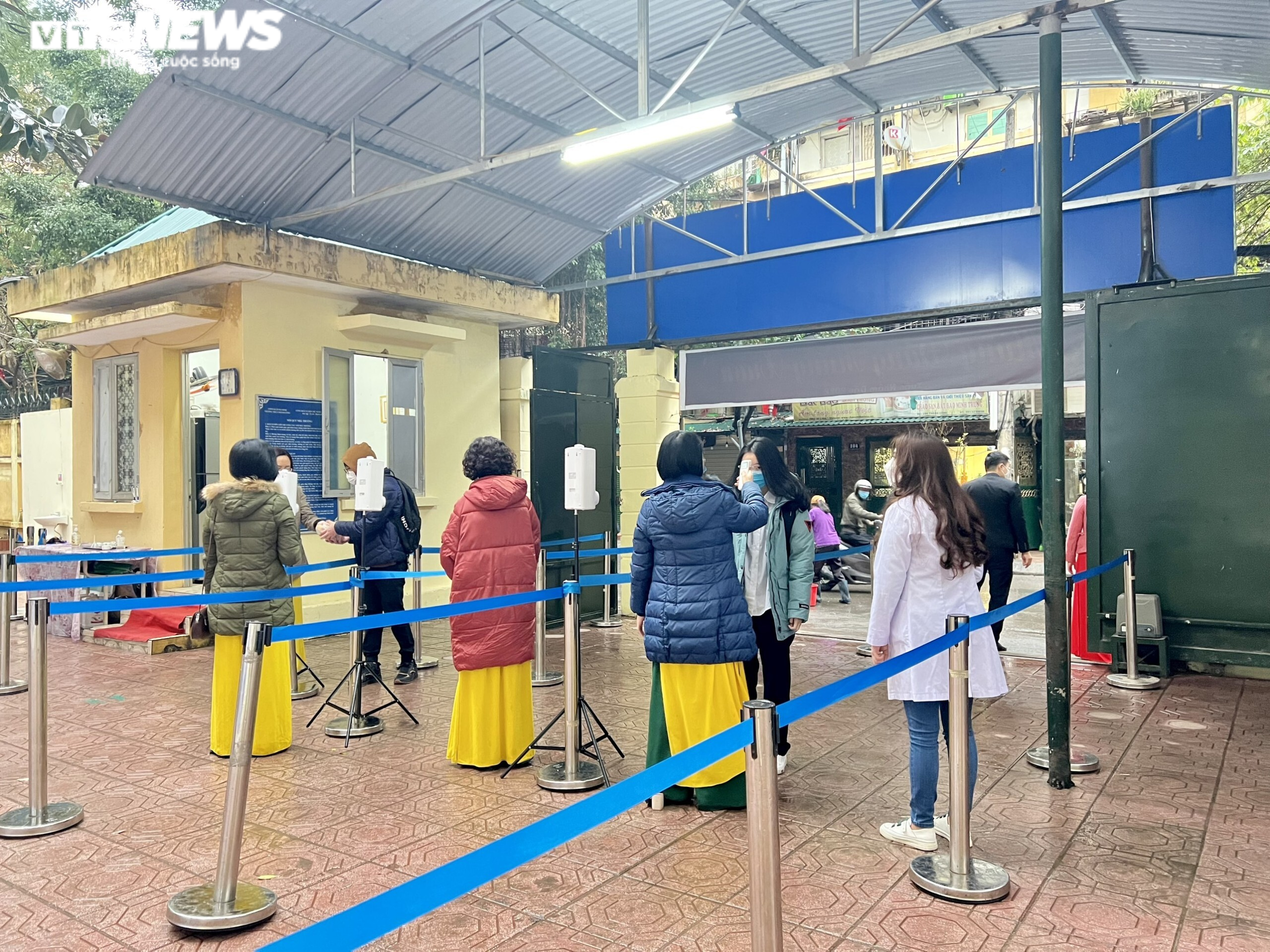 Ảnh: Học sinh đội mưa đến trường từ sớm sau thời gian dài ở nhà - 4