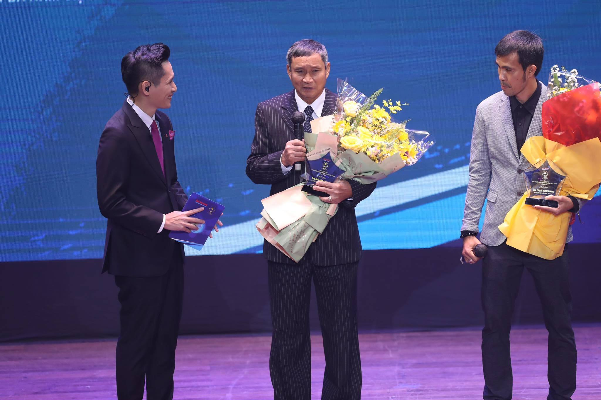 HLV Mai Đức Chung và HLV Phạm Minh Giang nhận kỷ niệm chương.