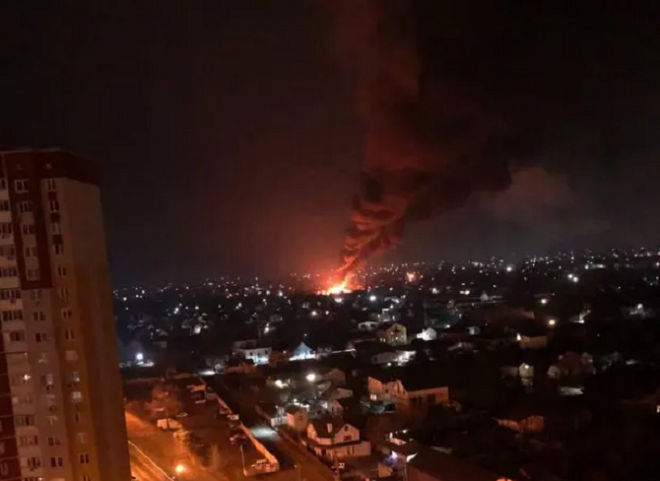 Vụ nổ xảy ra ở gần một ga tàu điện ngầm ở Kiev. (Ảnh: Guardian)