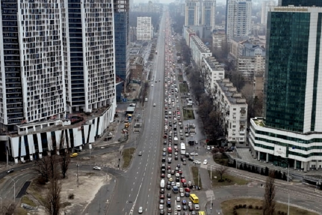 Người dân Kiev tháo chạy khỏi thủ đô khiến đường phố ùn tắc. (Ảnh: AP)