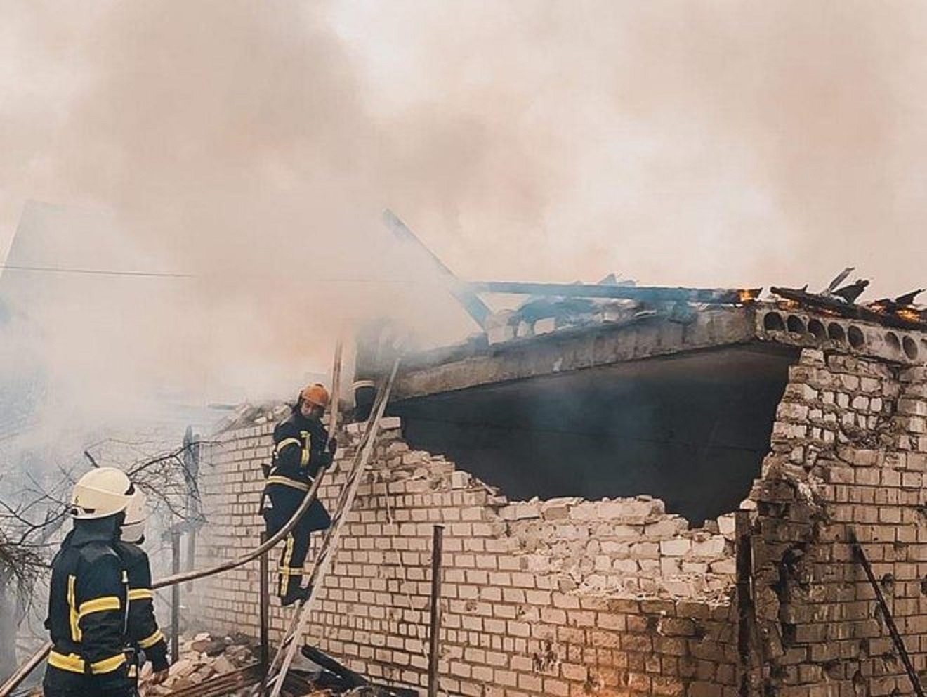 Hình ảnh hiện trường đổ nát sau các cuộc tấn công của Nga ở Ukraine, do tài khoản Twitter chính thức của Cơ quan Khẩn cấp Quốc gia đăng tải.