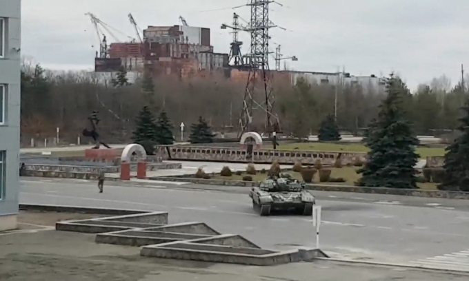 Xe tăng Nga tại nhà máy điện hạt nhân Chernobyl, Ukraine. (Ảnh: CNN)