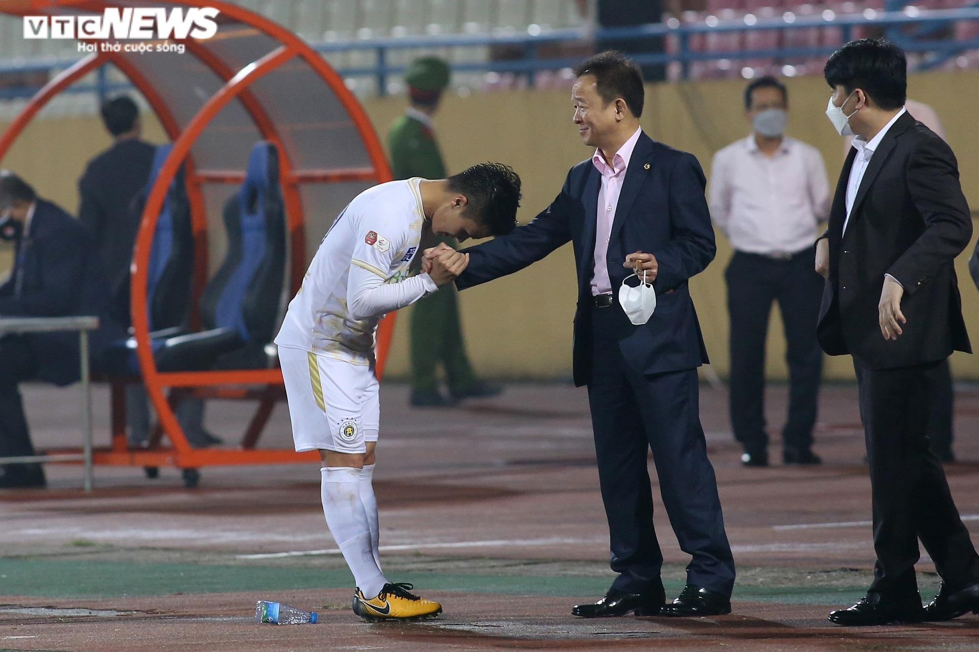 Quang Hải cúi người cảm ơn bầu Hiển - 7