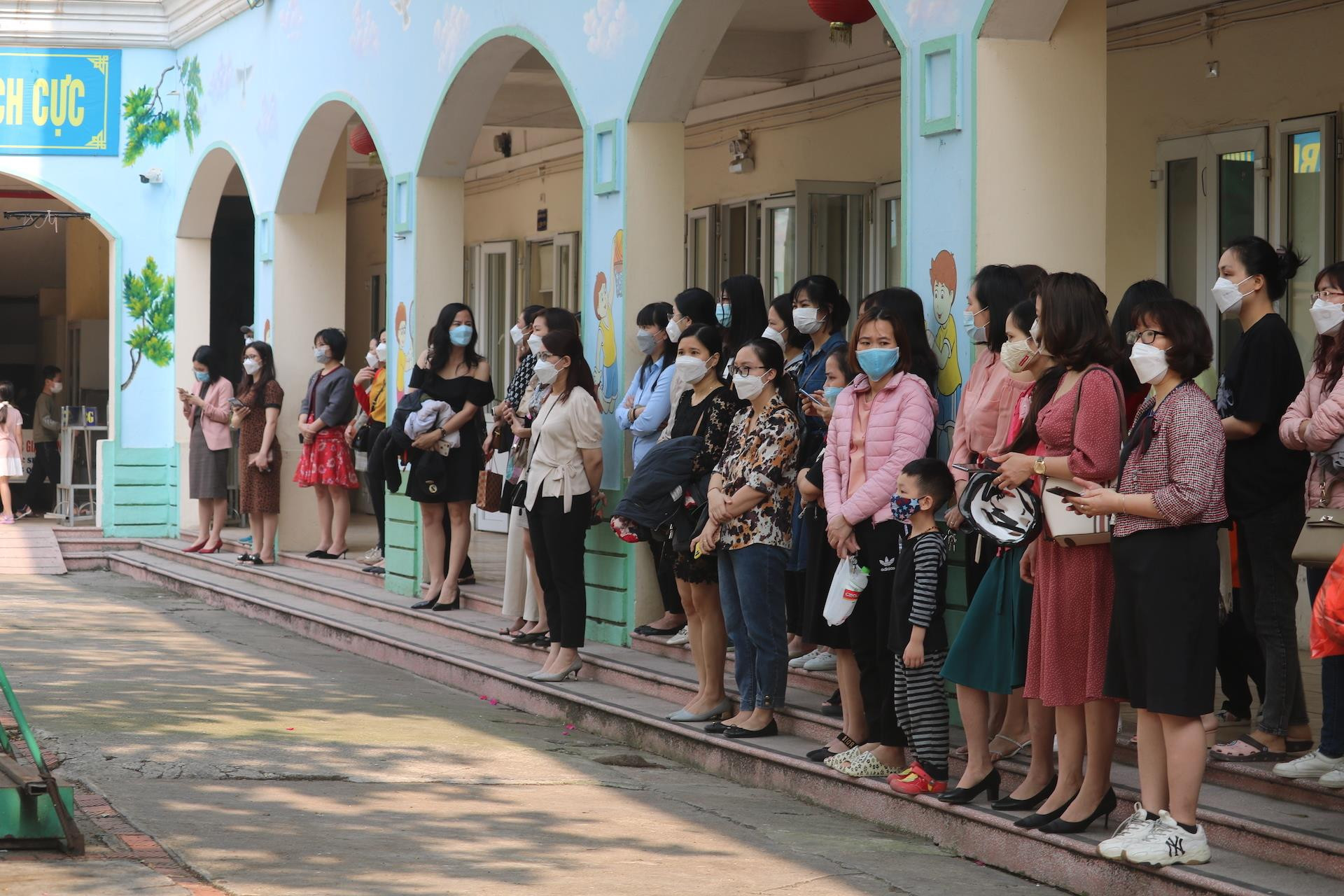 Lần đầu tới trường sau 11 tháng ở nhà, trẻ lớp 1 khóc nức nở đòi bố mẹ - 17