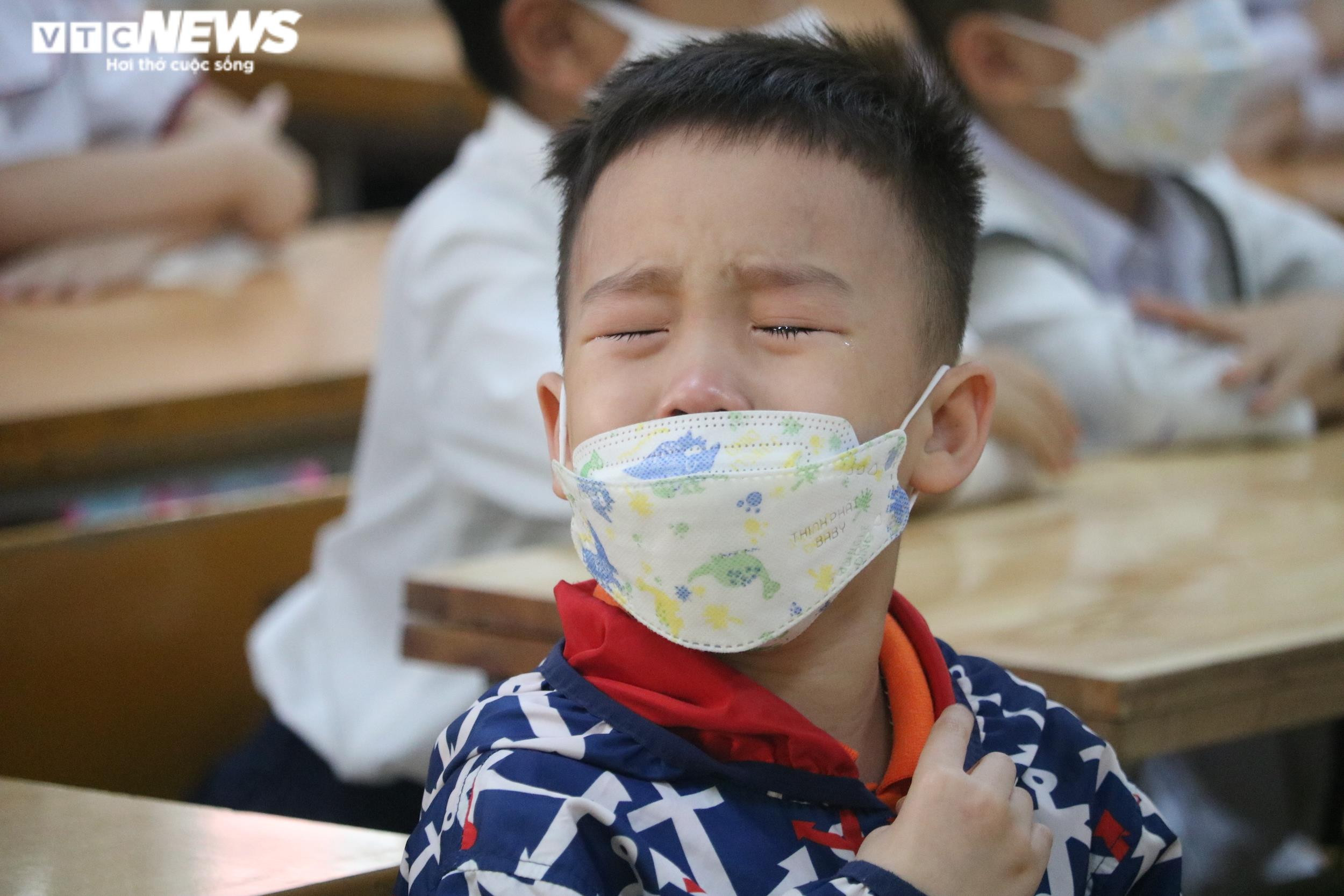 Lần đầu tới trường sau 11 tháng ở nhà, trẻ lớp 1 khóc nức nở đòi bố mẹ - 5