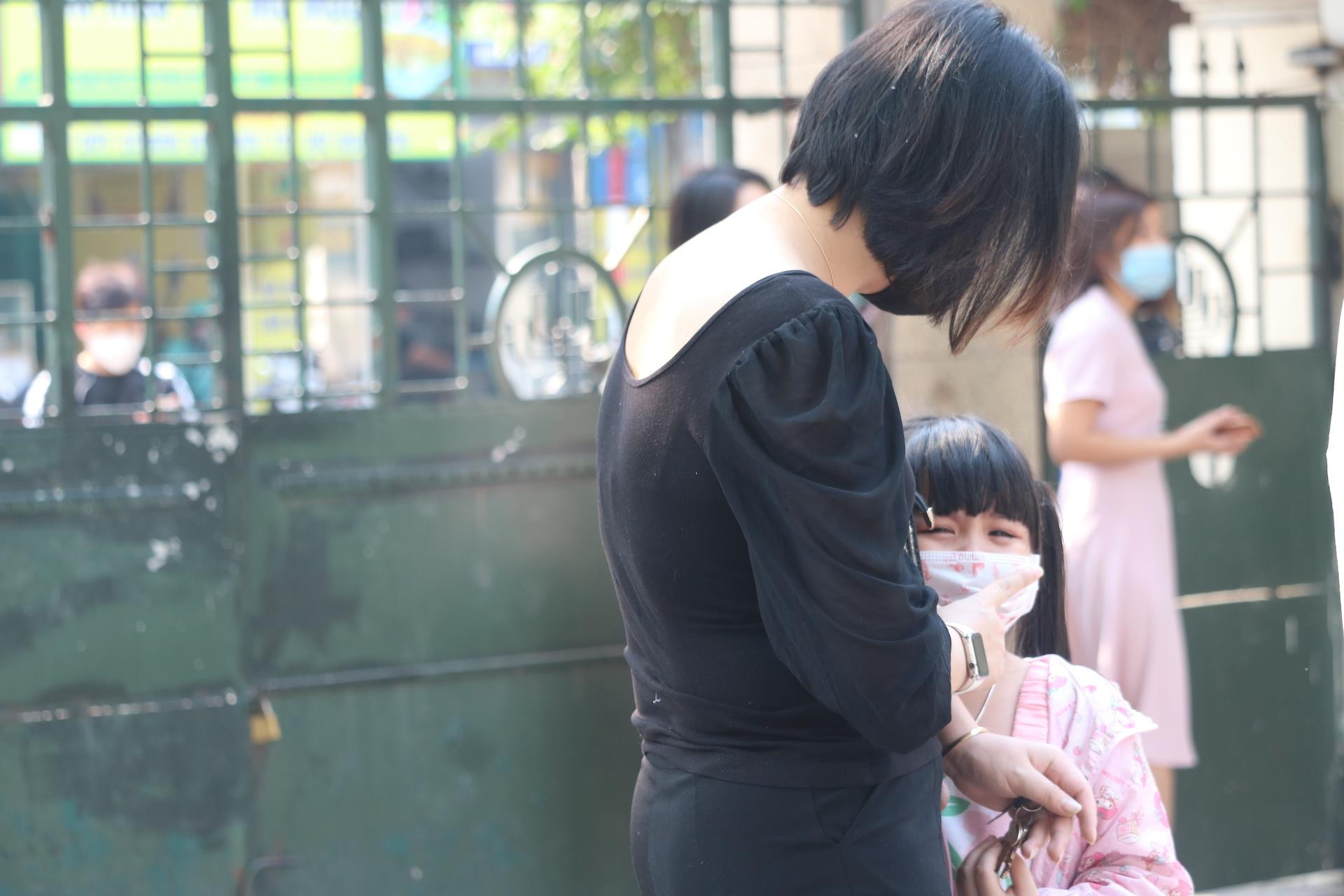 Lần đầu tới trường sau 11 tháng ở nhà, trẻ lớp 1 khóc nức nở đòi bố mẹ - 8