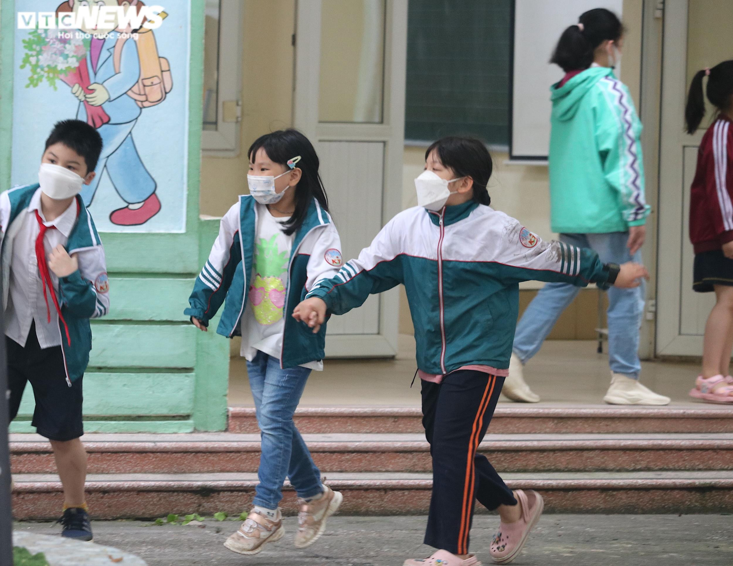 Lần đầu tới trường sau 11 tháng ở nhà, trẻ lớp 1 khóc nức nở đòi bố mẹ - 9