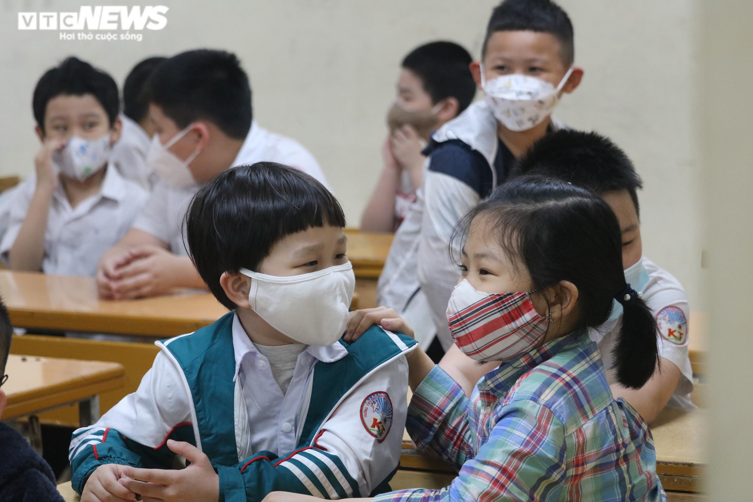 Lần đầu tới trường sau 11 tháng ở nhà, trẻ lớp 1 khóc nức nở đòi bố mẹ - 11