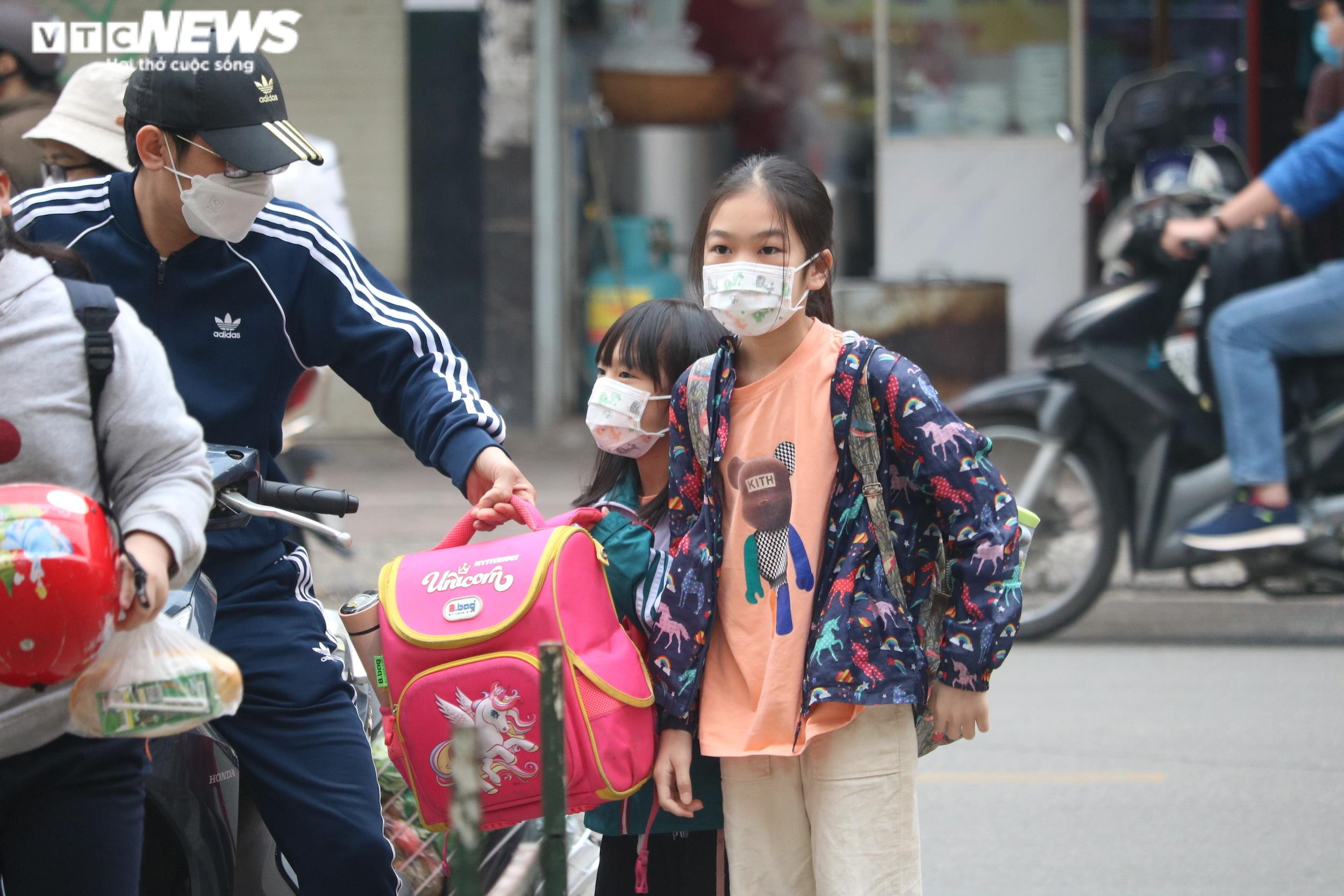 Lần đầu tới trường sau 11 tháng ở nhà, trẻ lớp 1 khóc nức nở đòi bố mẹ - 2