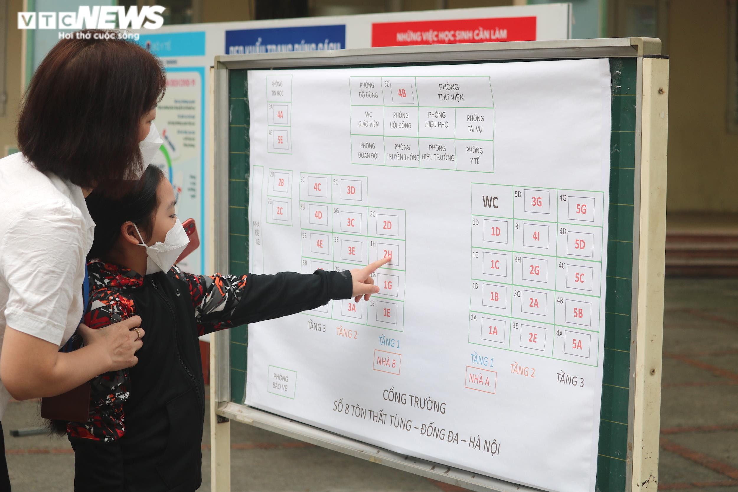 Lần đầu tới trường sau 11 tháng ở nhà, trẻ lớp 1 khóc nức nở đòi bố mẹ - 3