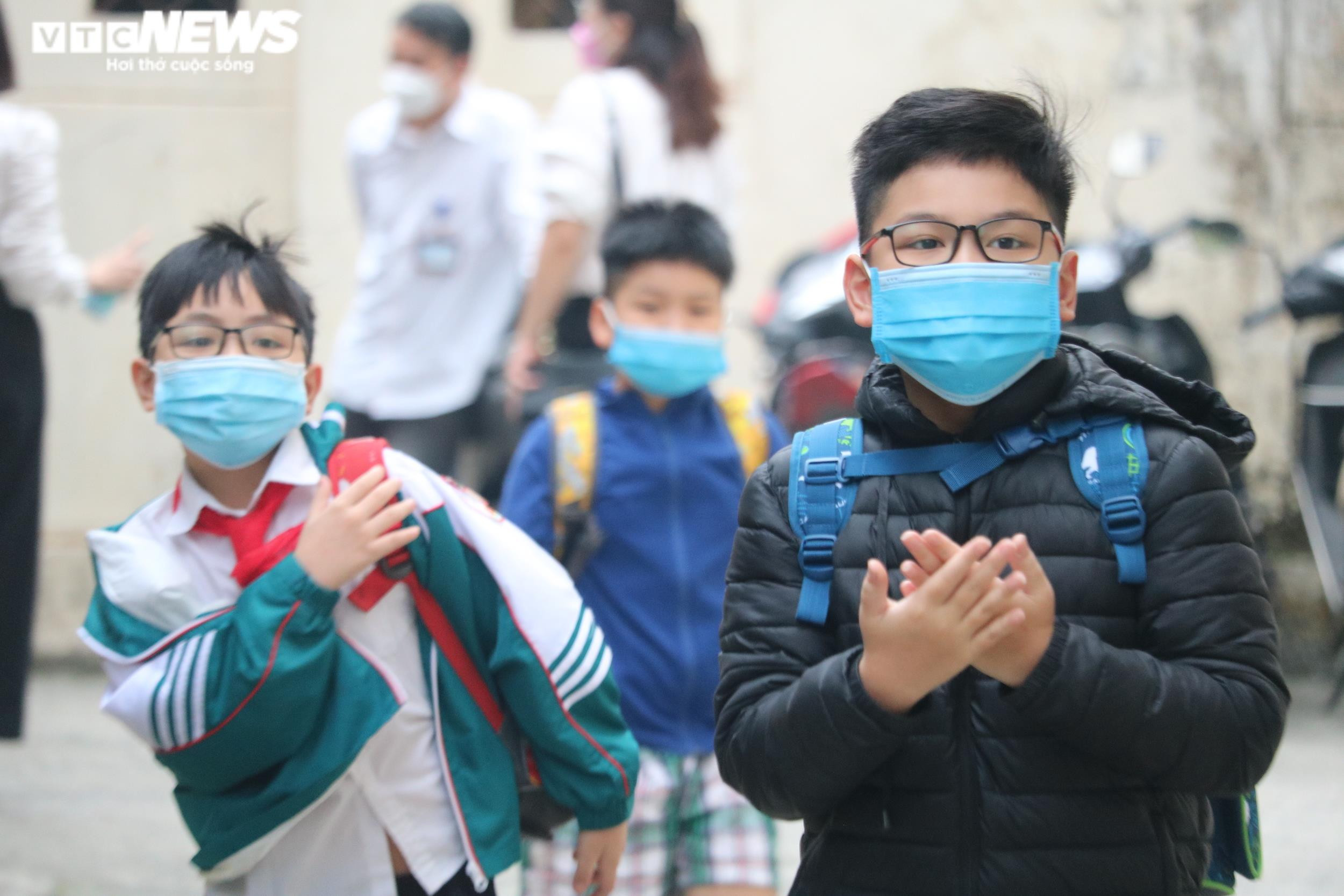 Lần đầu tới trường sau 11 tháng ở nhà, trẻ lớp 1 khóc nức nở đòi bố mẹ - 4