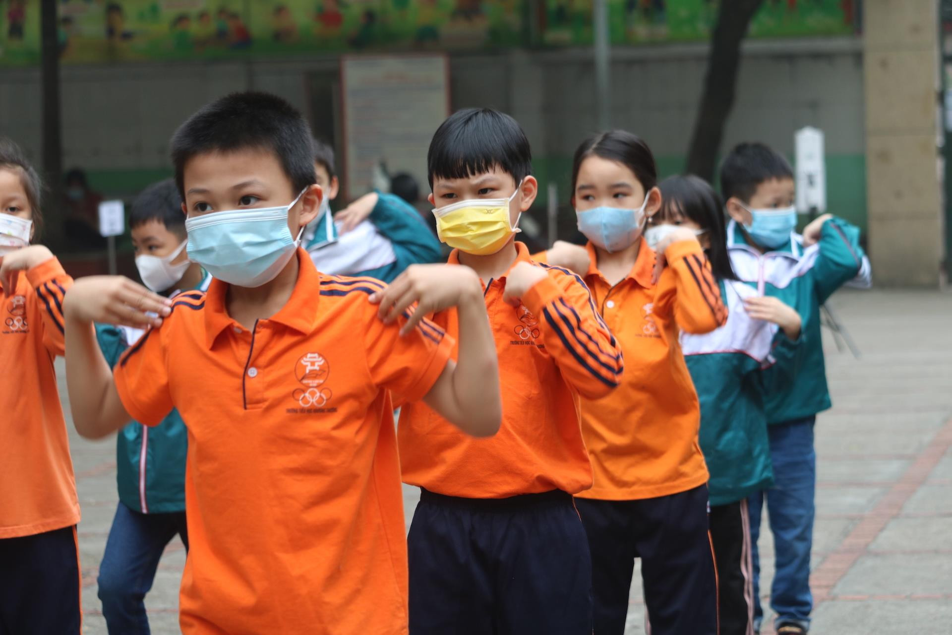 Lần đầu tới trường sau 11 tháng ở nhà, trẻ lớp 1 khóc nức nở đòi bố mẹ - 13