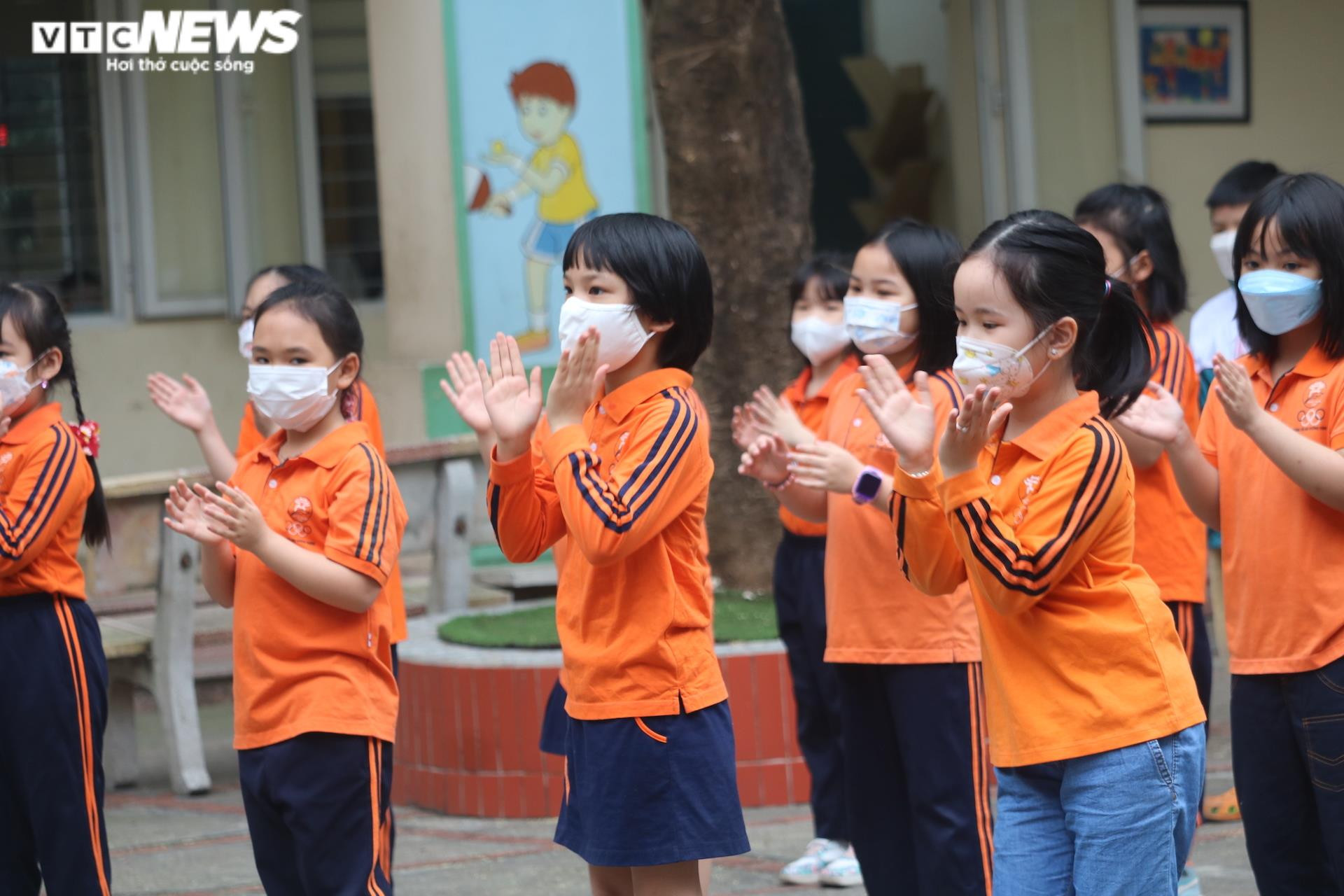 Lần đầu tới trường sau 11 tháng ở nhà, trẻ lớp 1 khóc nức nở đòi bố mẹ - 14