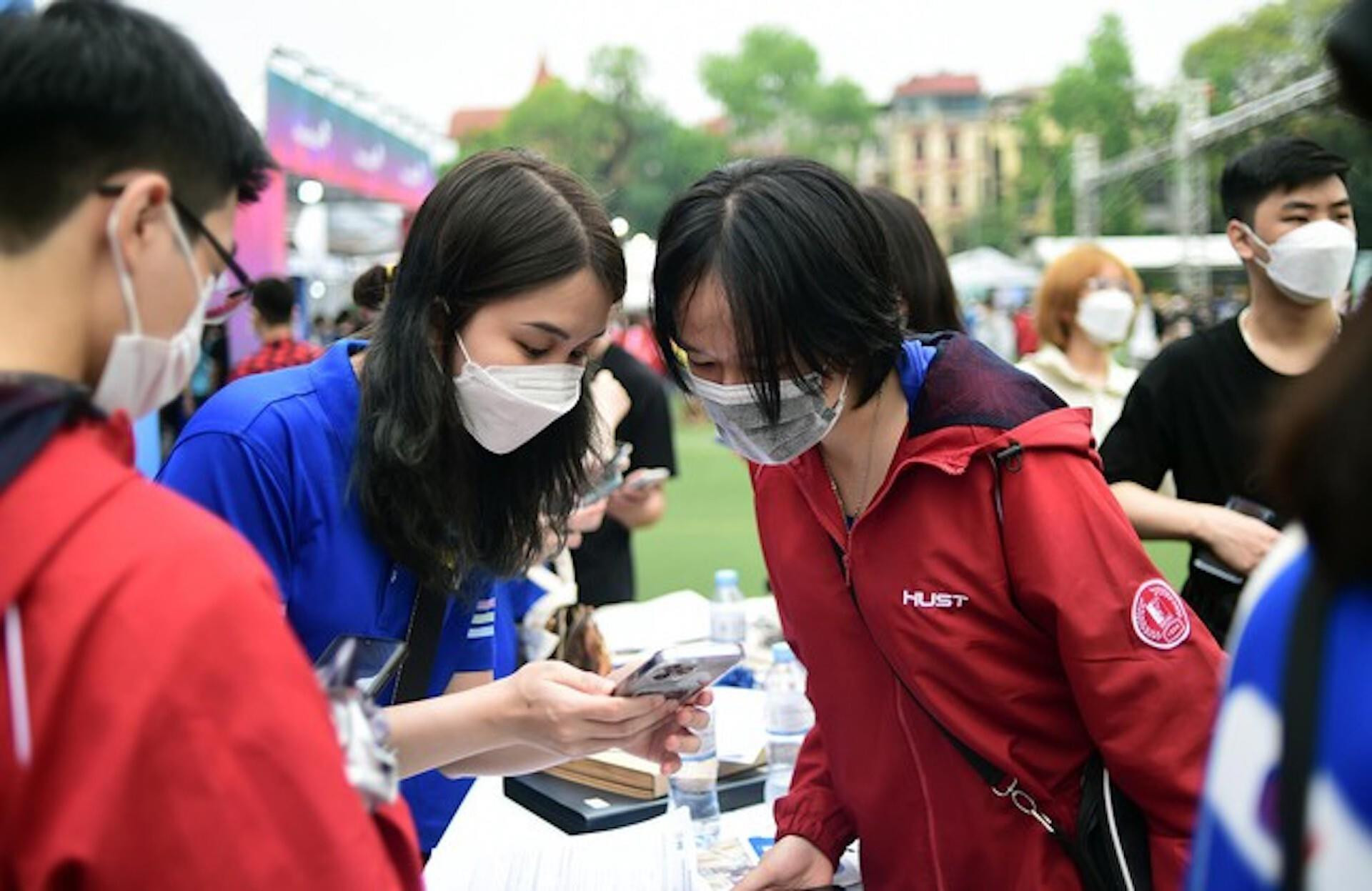 Gần 10.000 học sinh, sinh viên đội mưa trải nghiệm ngày hội thẻ Việt Nam - 5