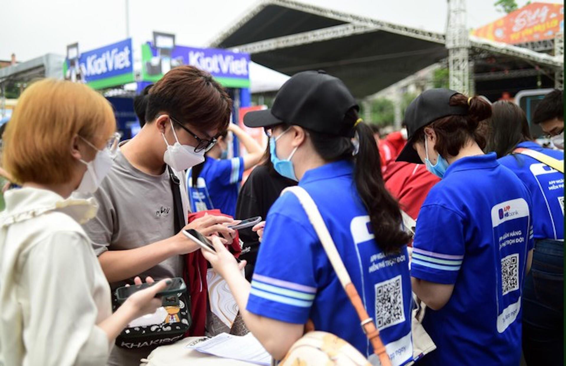 Gần 10.000 học sinh, sinh viên đội mưa trải nghiệm ngày hội thẻ Việt Nam - 4