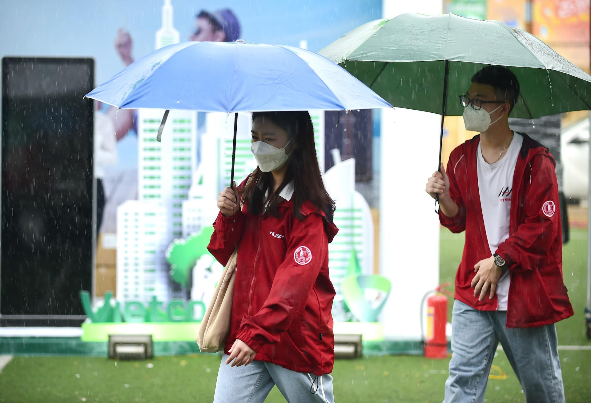 Gần 10.000 học sinh, sinh viên đội mưa trải nghiệm ngày hội thẻ Việt Nam - 2