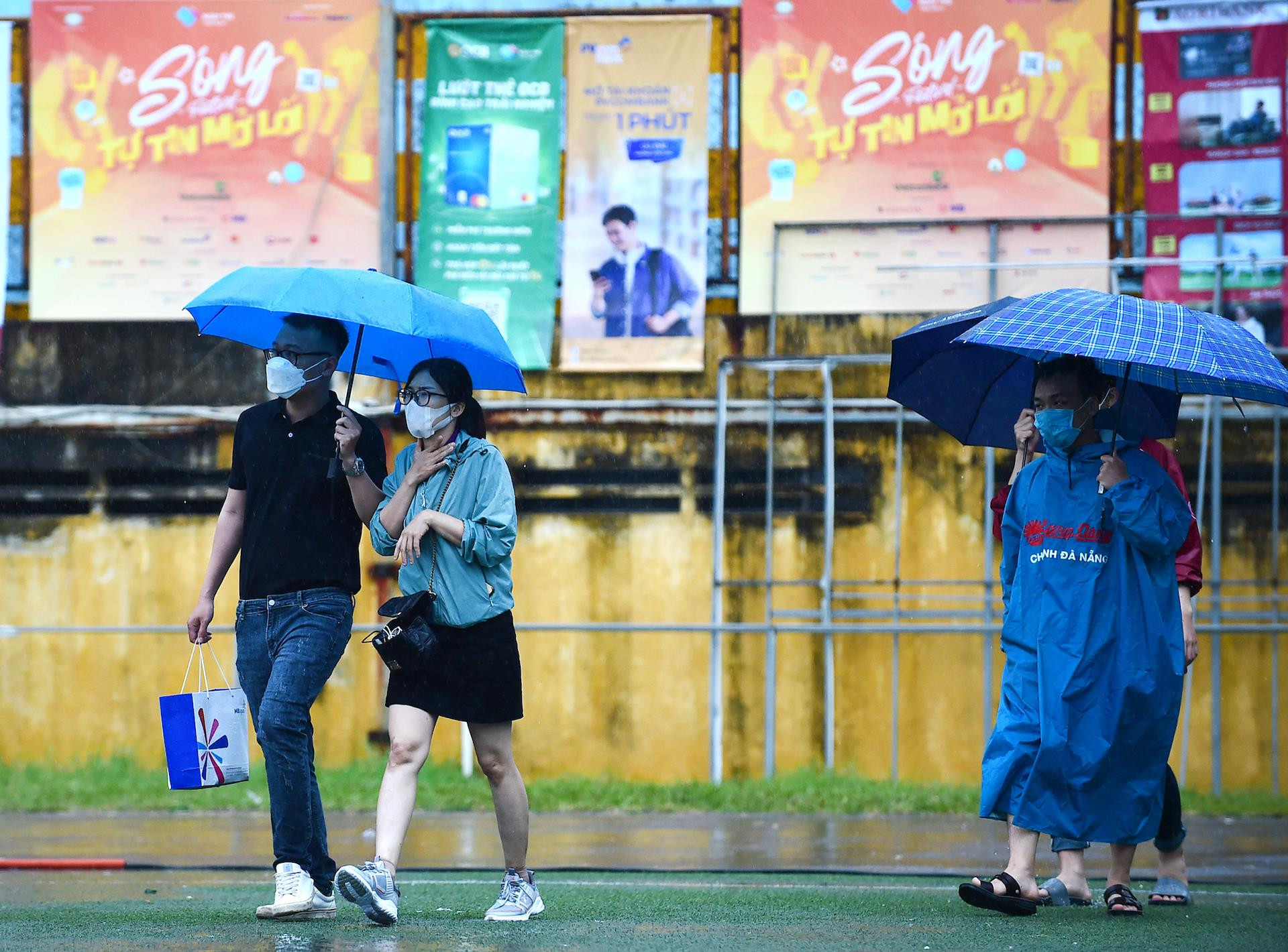 Gần 10.000 học sinh, sinh viên đội mưa trải nghiệm ngày hội thẻ Việt Nam - 3