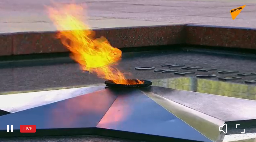 Khoảnh khắc ngọn lửa chiến thắng tại Quảng trường Đỏ khi mọi người dành 1 phút mặc niệm những người lính đã hy sinh.