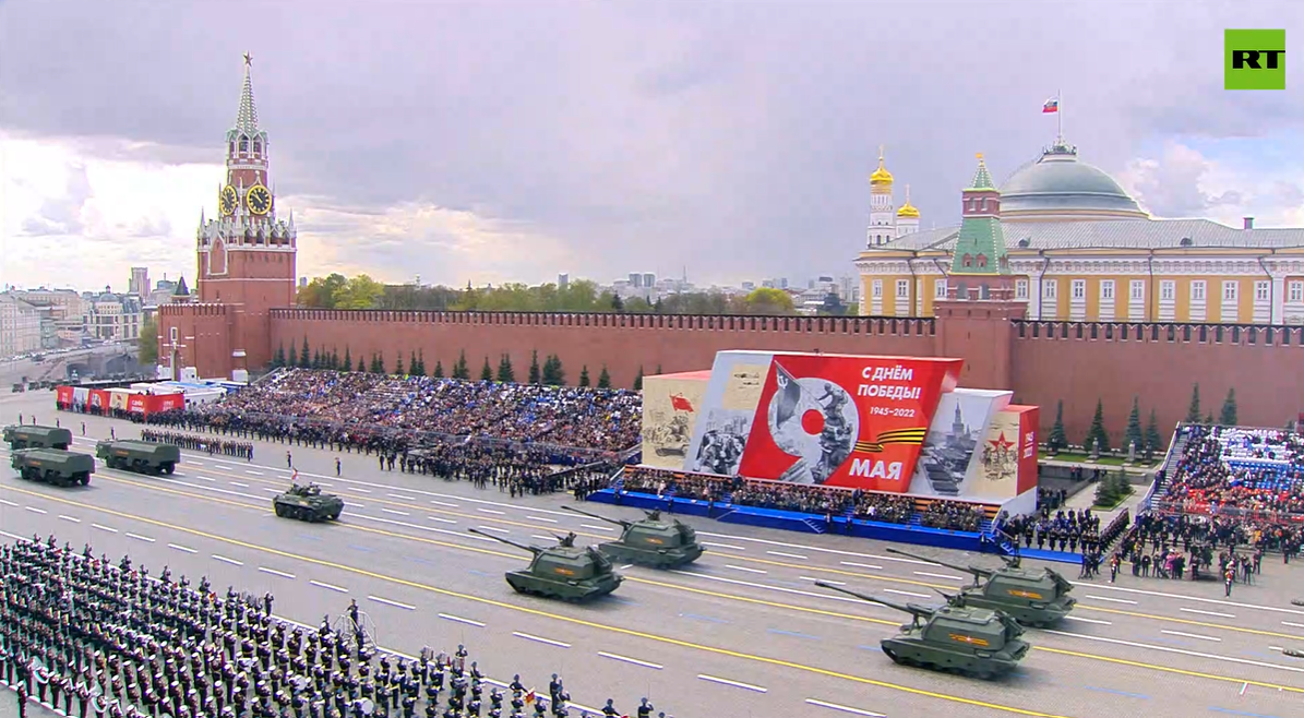 Đoàn các lực lượng vũ trang Nga tiến vào Quảng trường Đỏ.