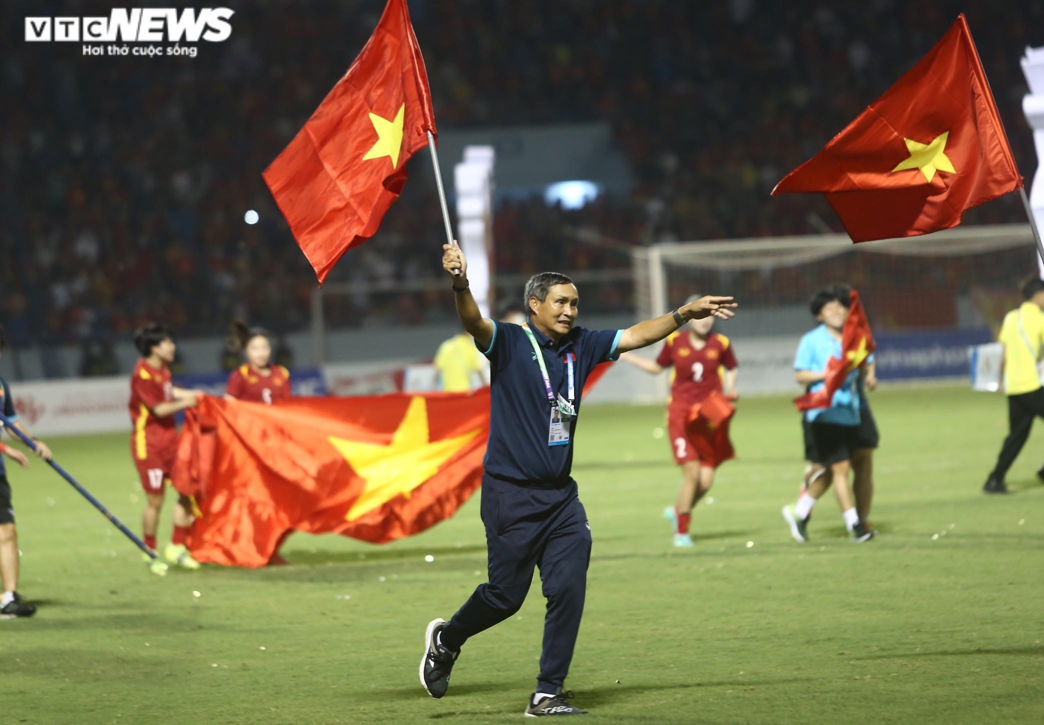 HLV Mai Đức Chung: 'Đời huấn luyện, chưa bao giờ thấy hạnh phúc như thế' - 1