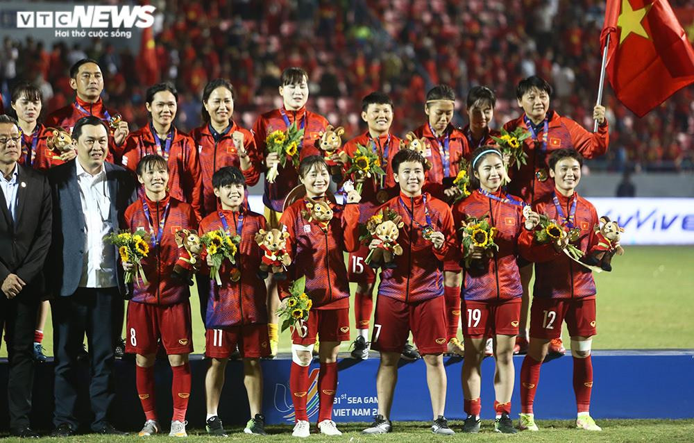 Vô địch SEA Games 31, tuyển bóng đá nữ Việt Nam nhận mưa tiền thưởng - 1