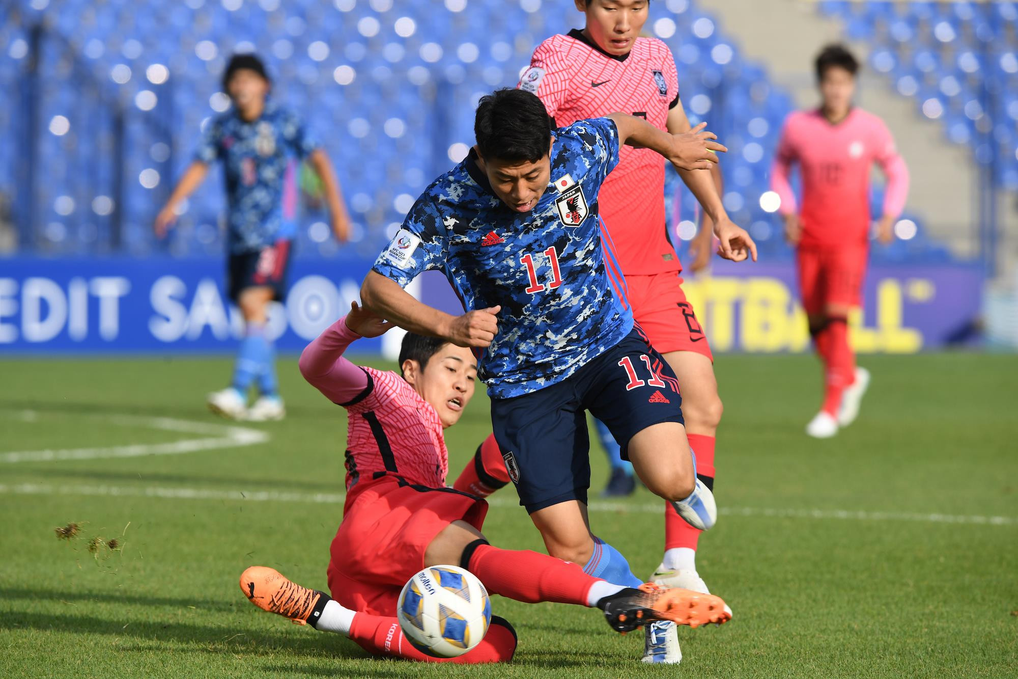 U23 Hàn Quốc (áo hồng) bị ép sân.