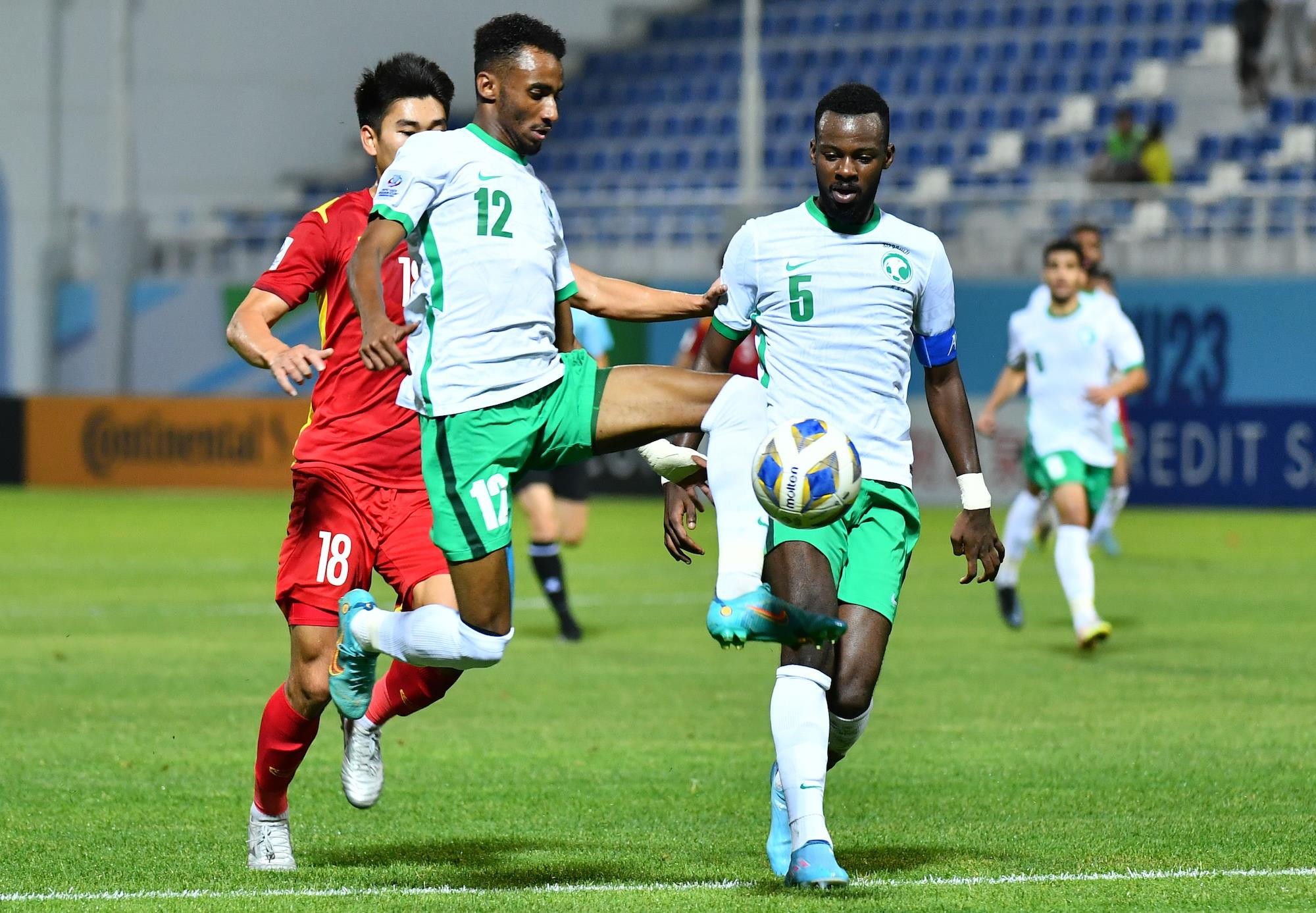 U23 Ả Rập Xê Út (áo trắng) thể hiện sức mạnh toàn diện.